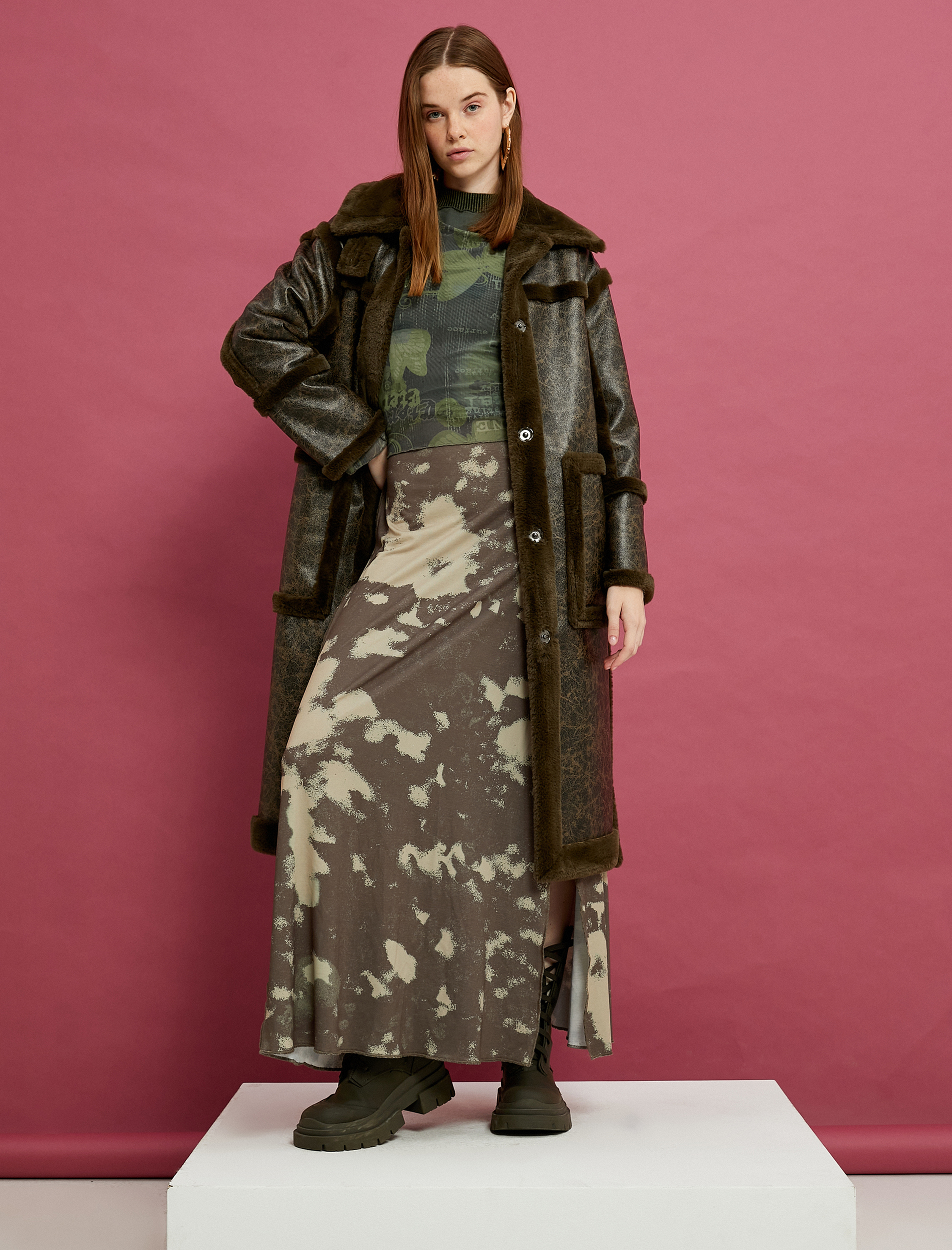   Suni Deri Kaban Ekstra Uzun Suni Kürk Şeritli Eskitilmiş Görünümlü Kemer Detaylı Cepli Düğmeli