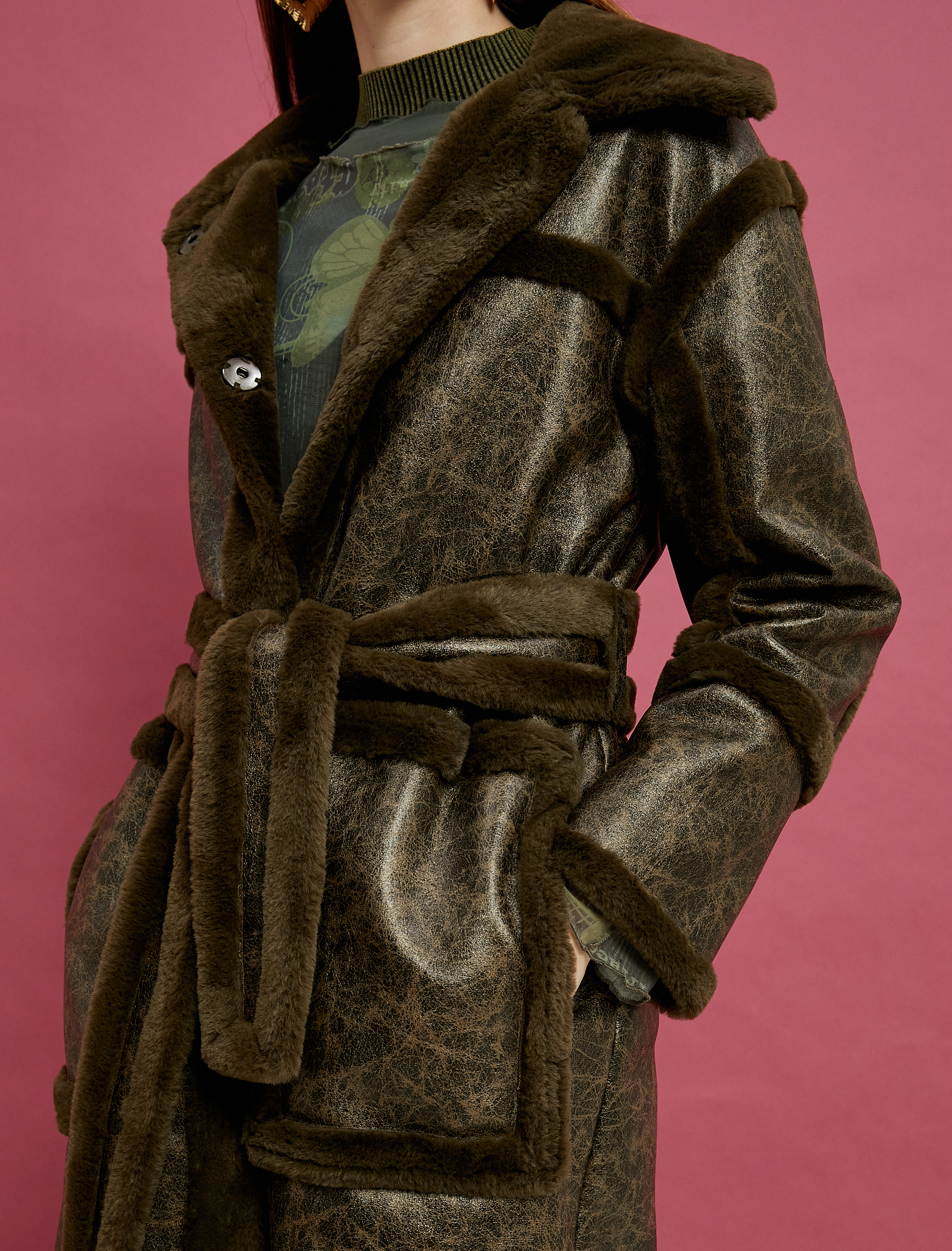   Suni Deri Kaban Ekstra Uzun Suni Kürk Şeritli Eskitilmiş Görünümlü Kemer Detaylı Cepli Düğmeli