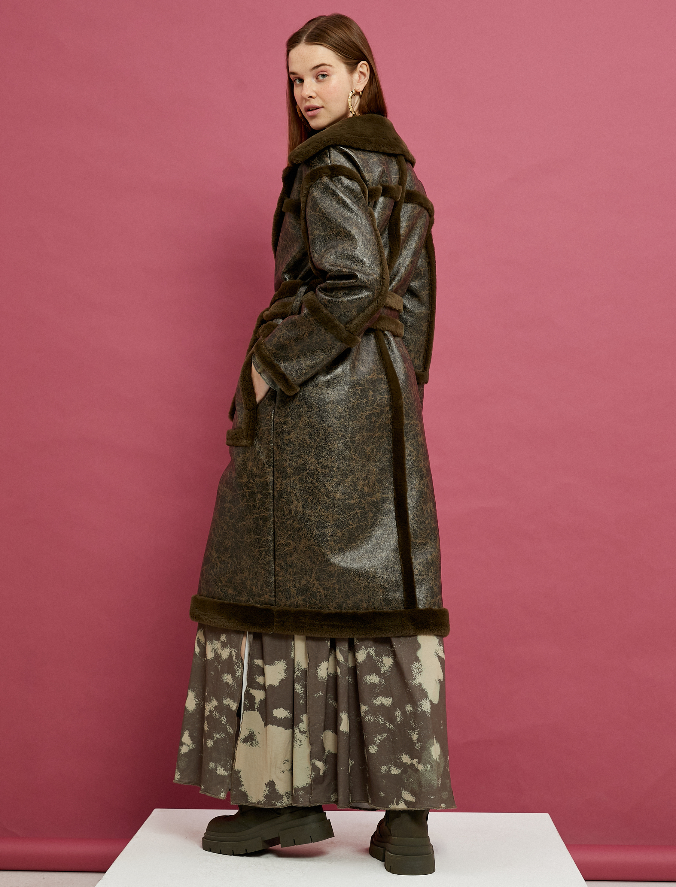   Suni Deri Kaban Ekstra Uzun Suni Kürk Şeritli Eskitilmiş Görünümlü Kemer Detaylı Cepli Düğmeli