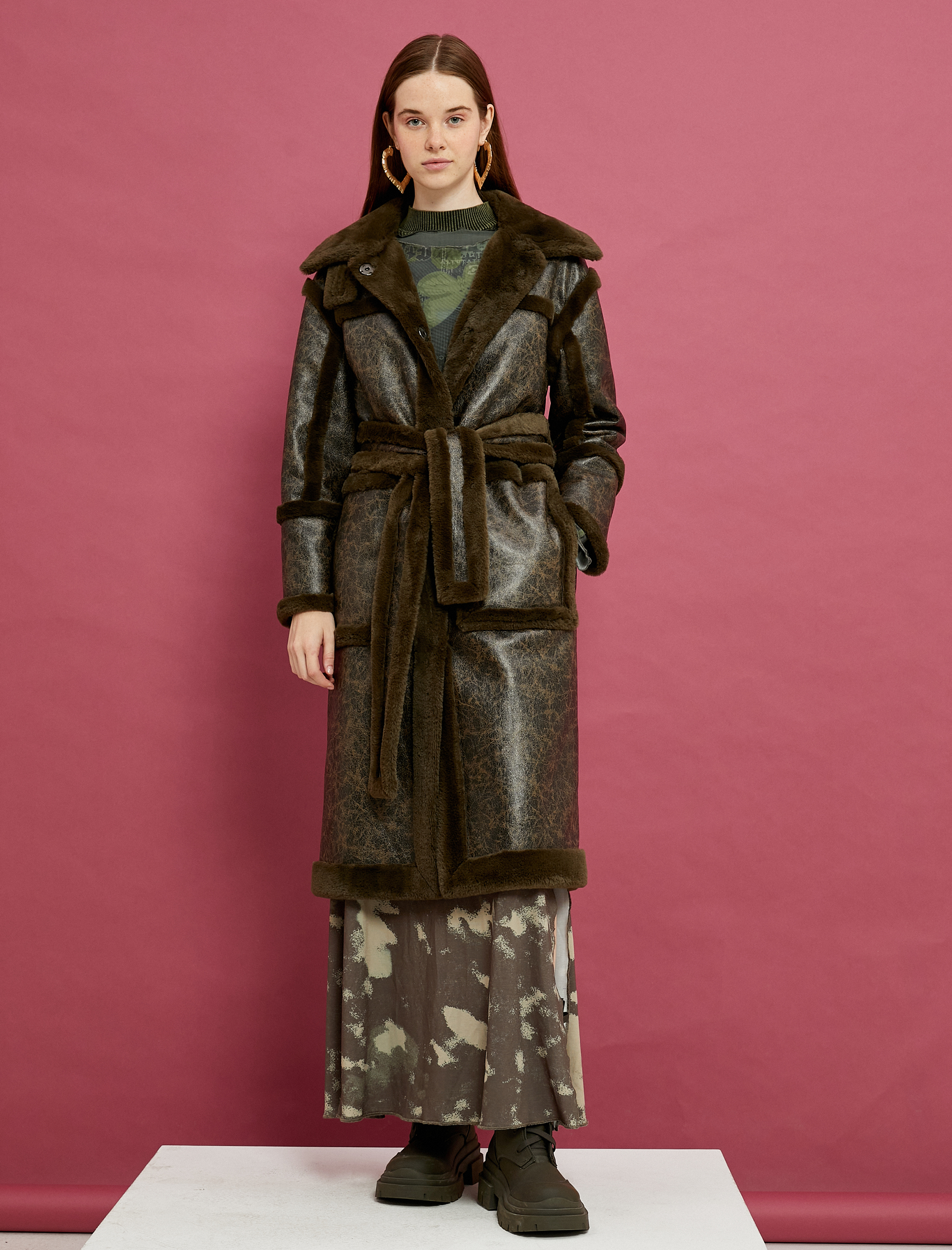   Suni Deri Kaban Ekstra Uzun Suni Kürk Şeritli Eskitilmiş Görünümlü Kemer Detaylı Cepli Düğmeli