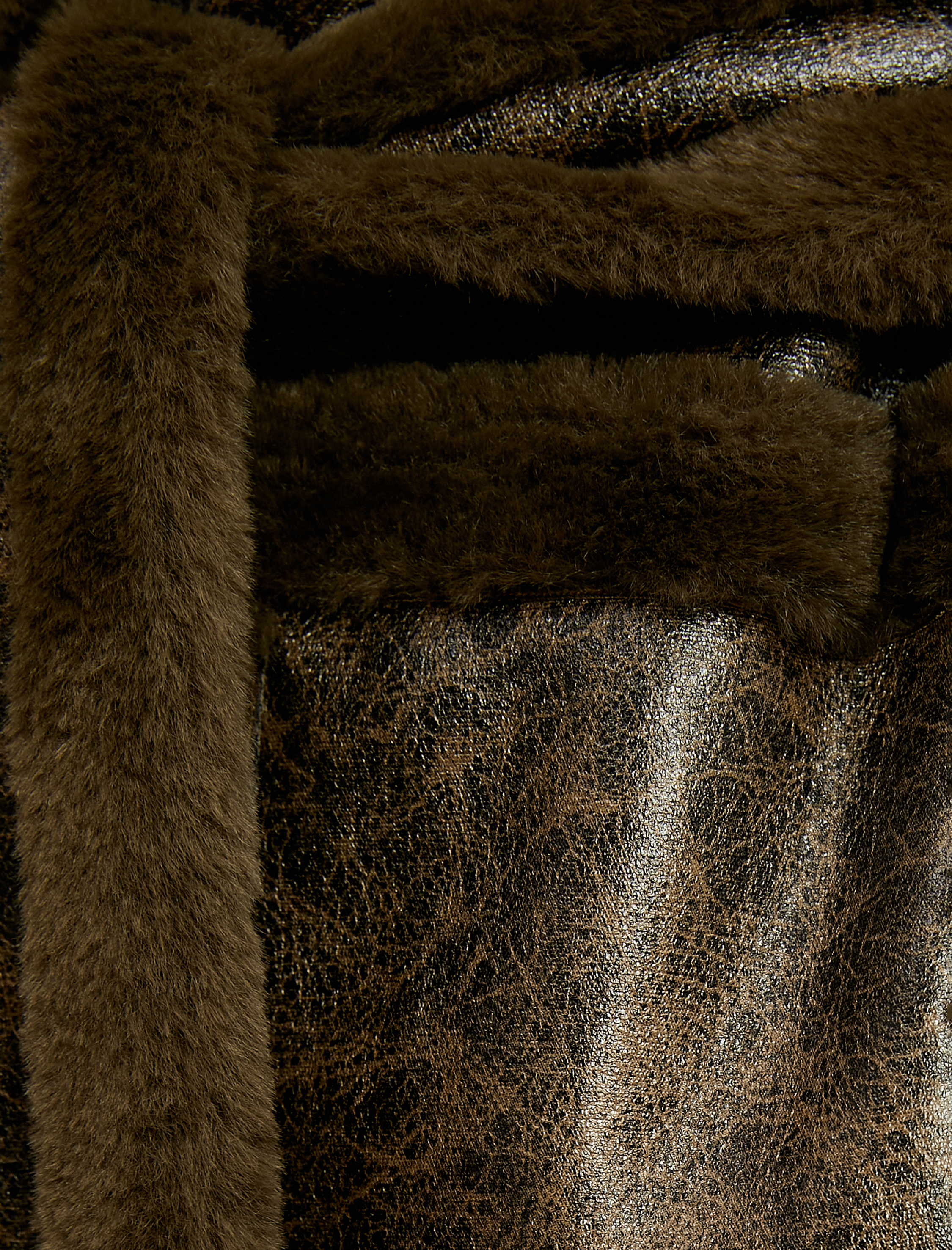   Suni Deri Kaban Ekstra Uzun Suni Kürk Şeritli Eskitilmiş Görünümlü Kemer Detaylı Cepli Düğmeli