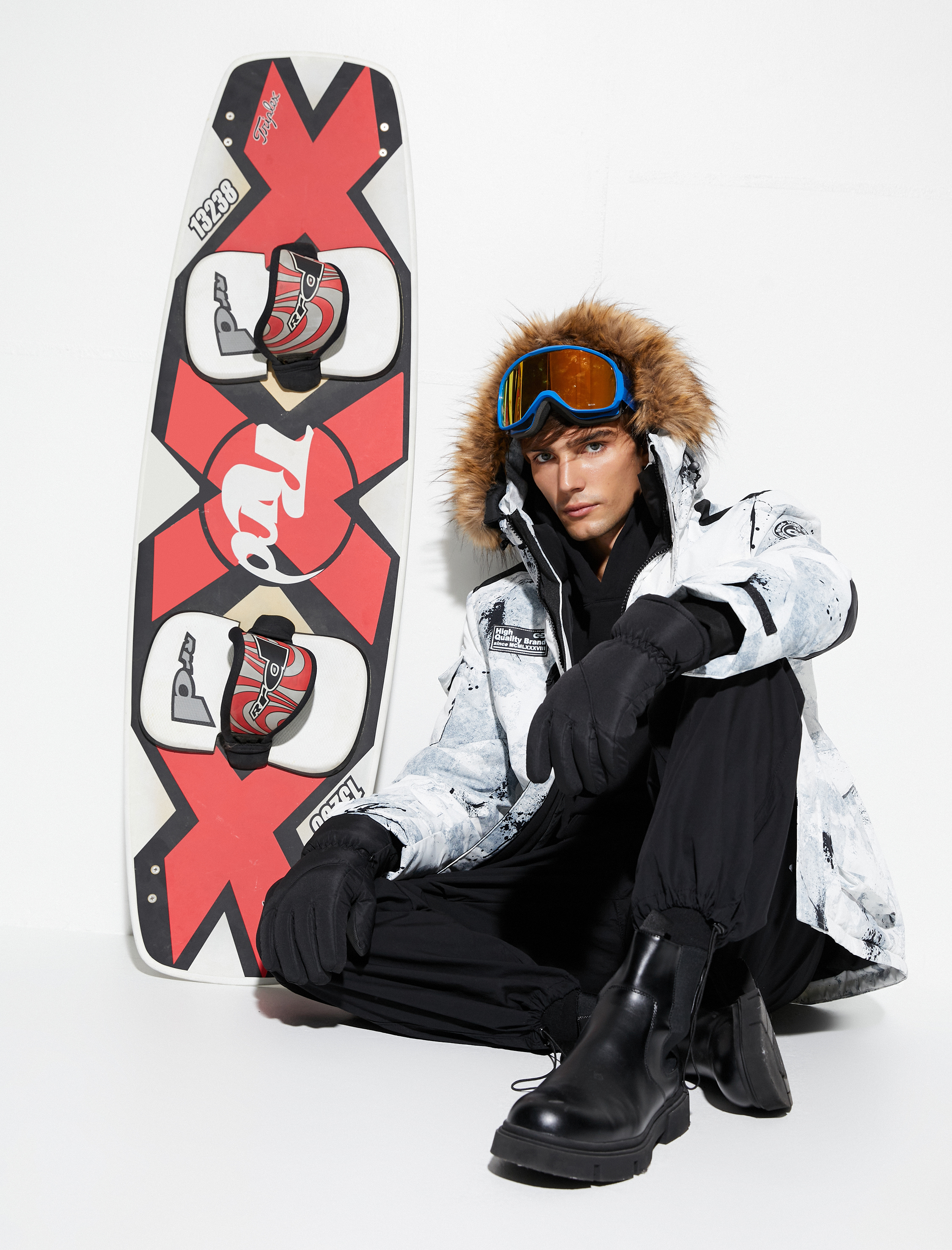   Kar Montu Kapşonlu Soyut Baskılı Suni Kürk Detaylı Fermuarlı Cepli