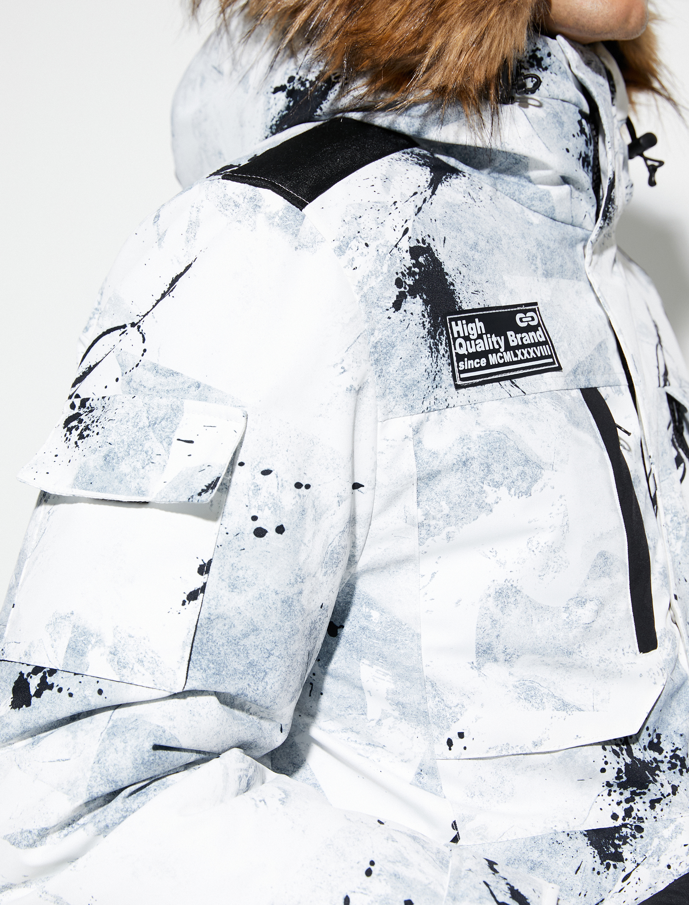   Kar Montu Kapşonlu Soyut Baskılı Suni Kürk Detaylı Fermuarlı Cepli