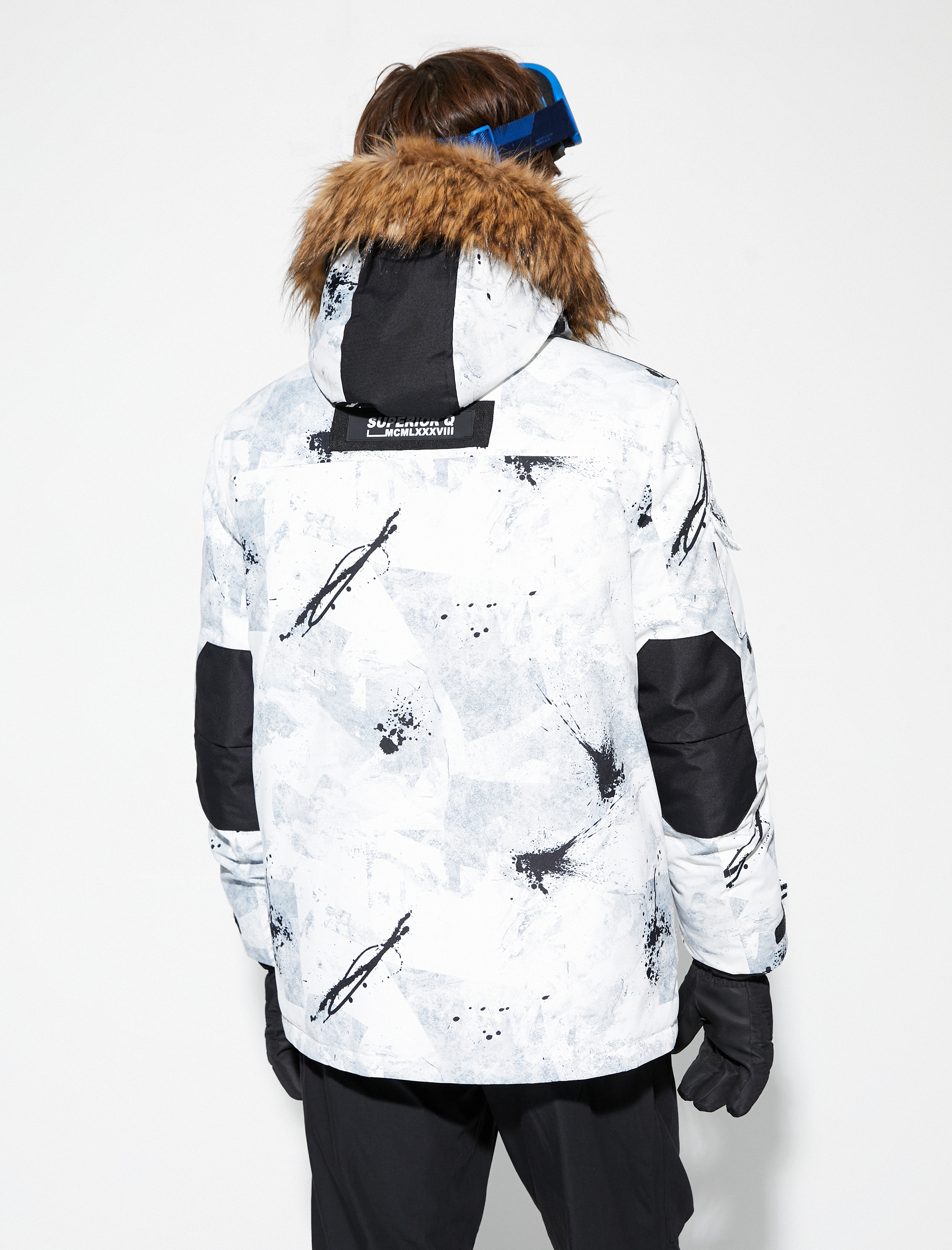   Kar Montu Kapşonlu Soyut Baskılı Suni Kürk Detaylı Fermuarlı Cepli