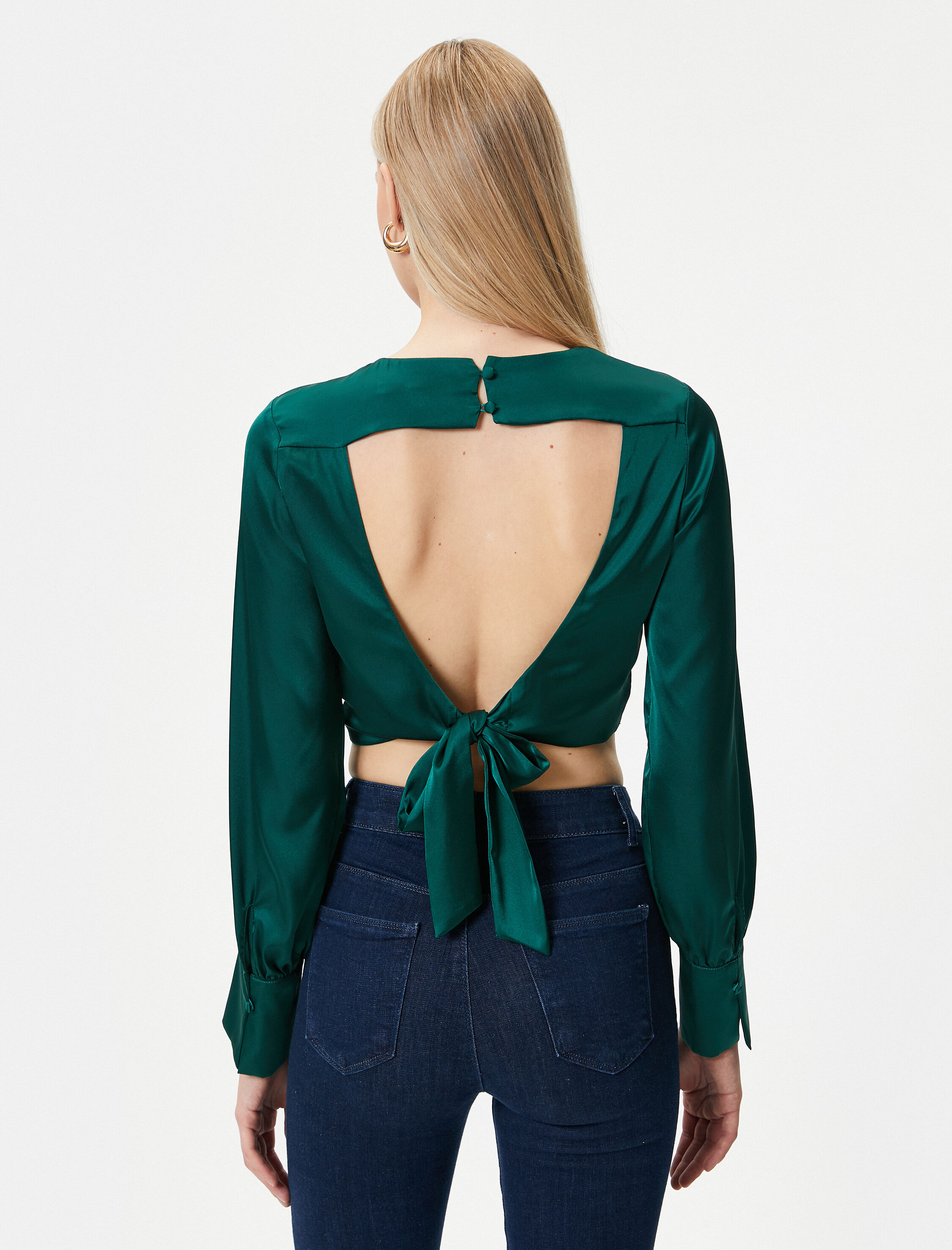 Melis Ağazat X Koton - Crop Sırt Dekolteli Saten Bluz