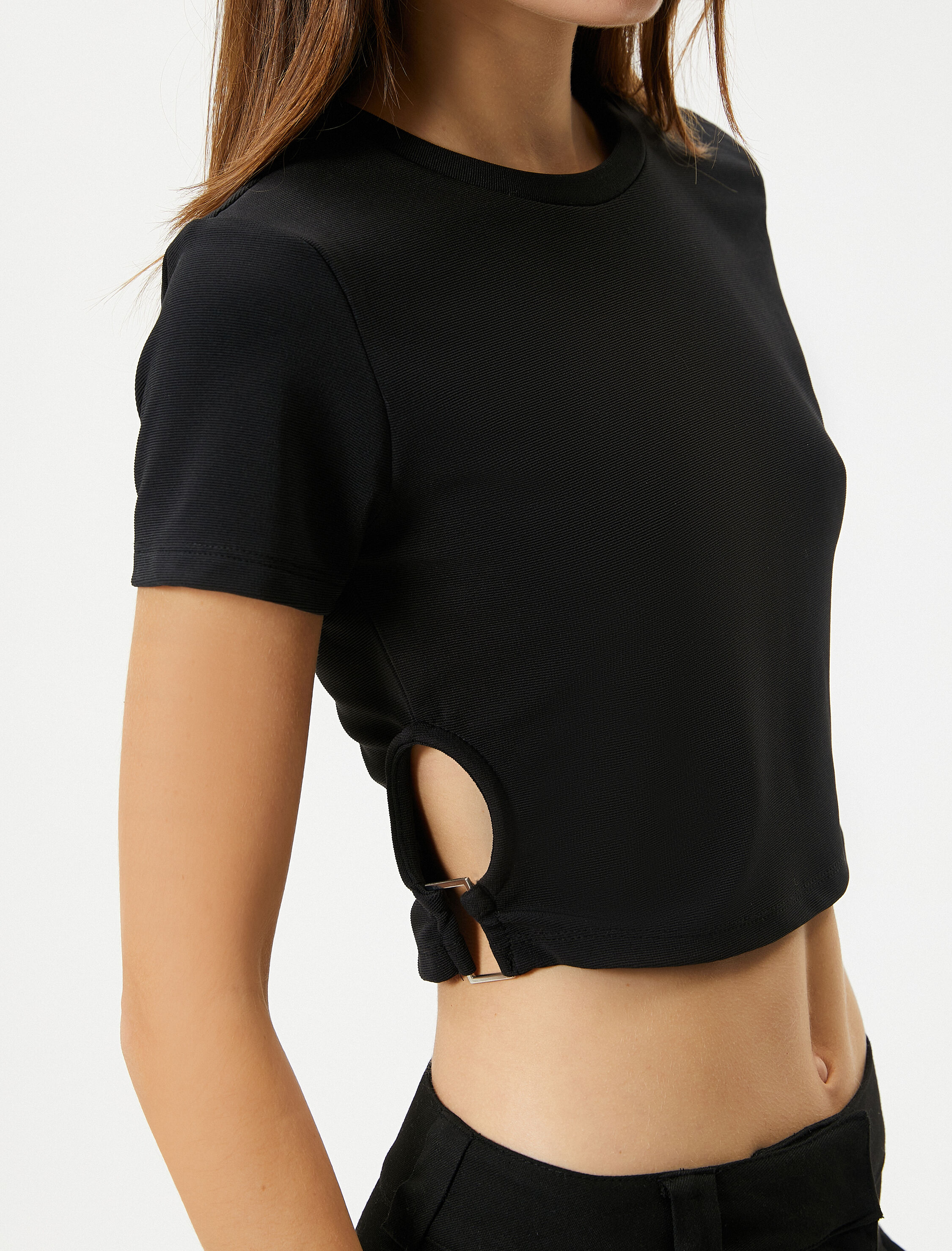   Crop Tişört Pencere Detaylı Kısa Kollu Bisiklet Yaka Pamuklu