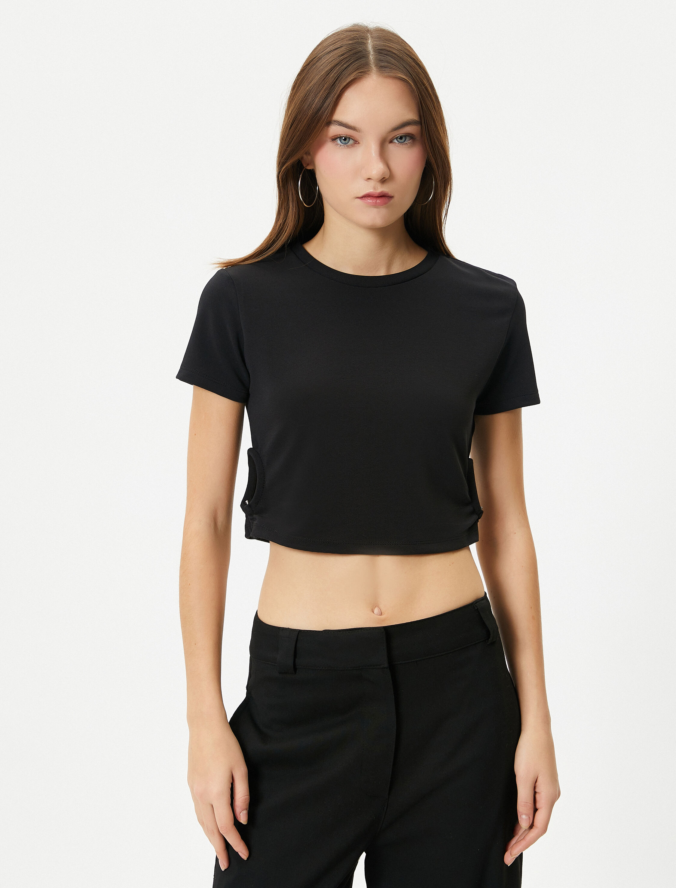   Crop Tişört Pencere Detaylı Kısa Kollu Bisiklet Yaka Pamuklu