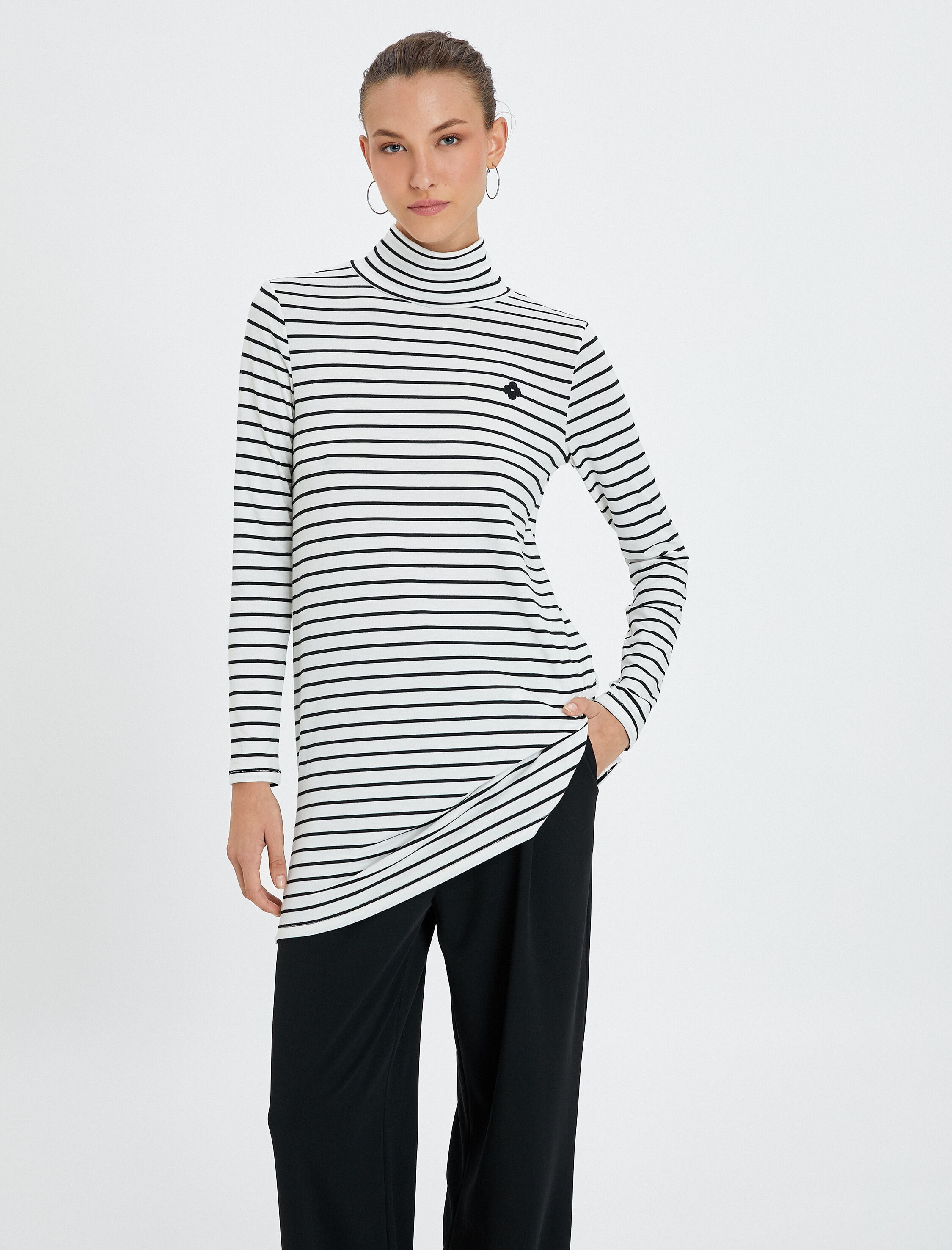   Uzun Kollu Logolu Dik Yaka Tişört