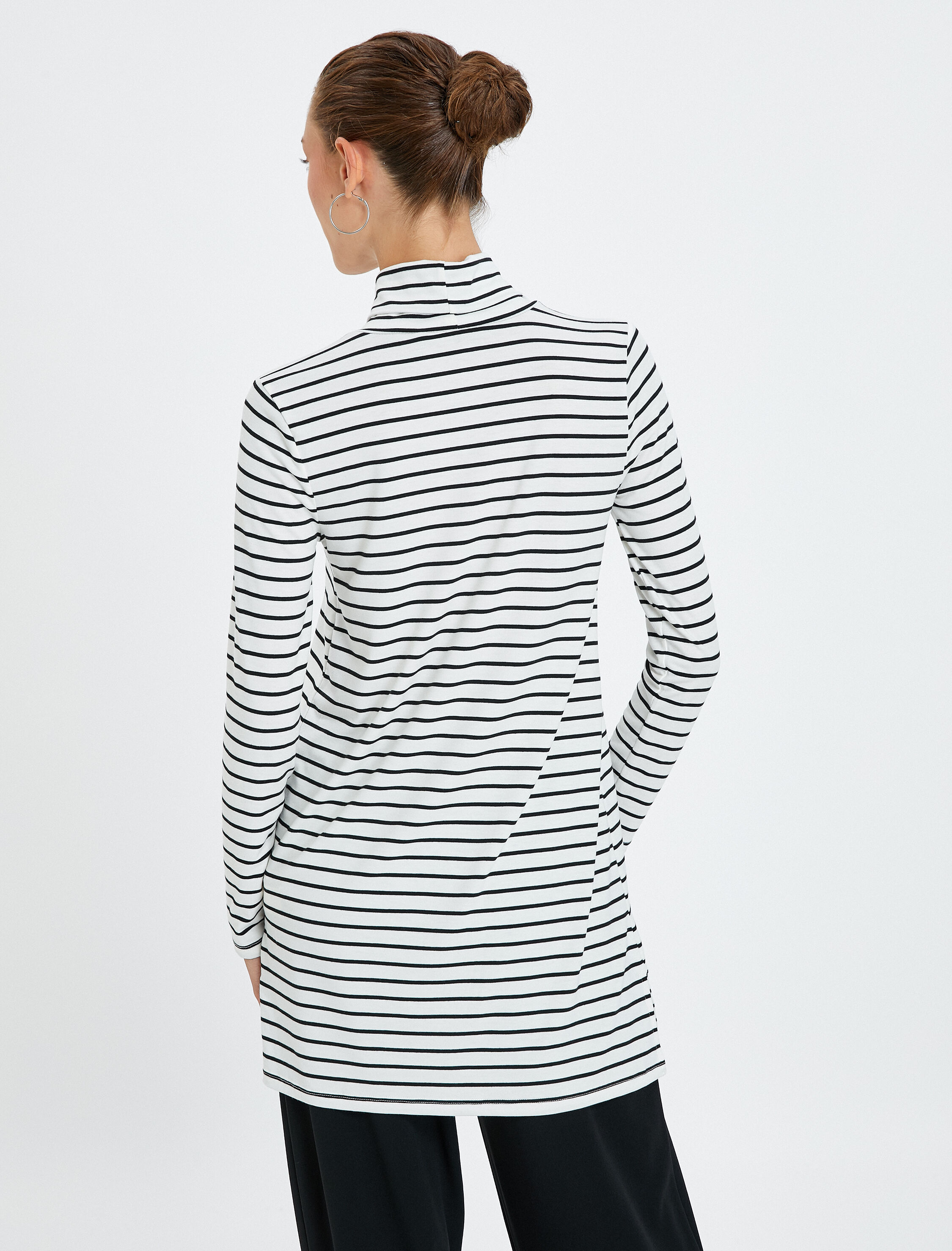   Uzun Kollu Logolu Dik Yaka Tişört