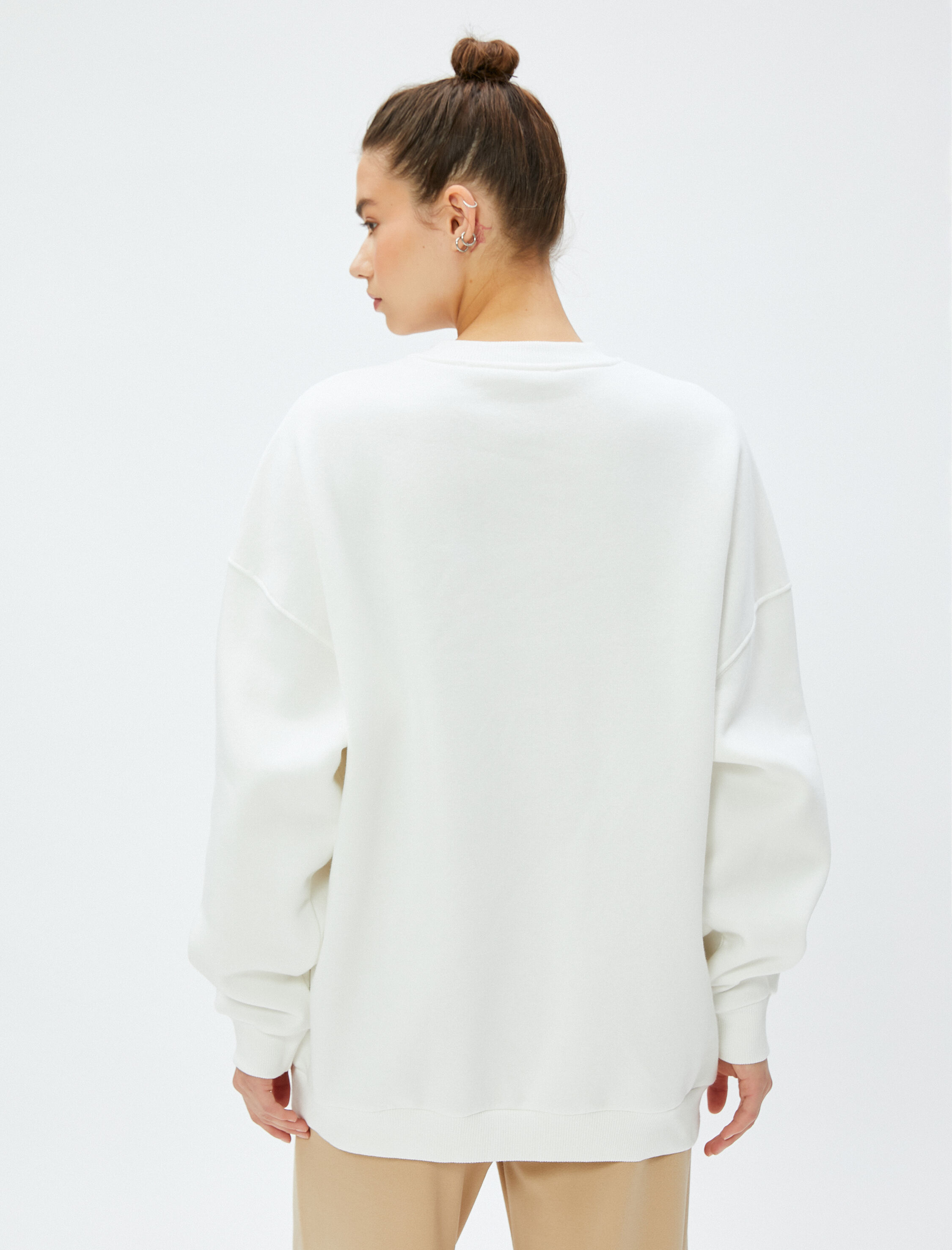   Şardonlu Bisiklet Yaka Sweatshirt Kolej Nakışlı Uzun Kollu