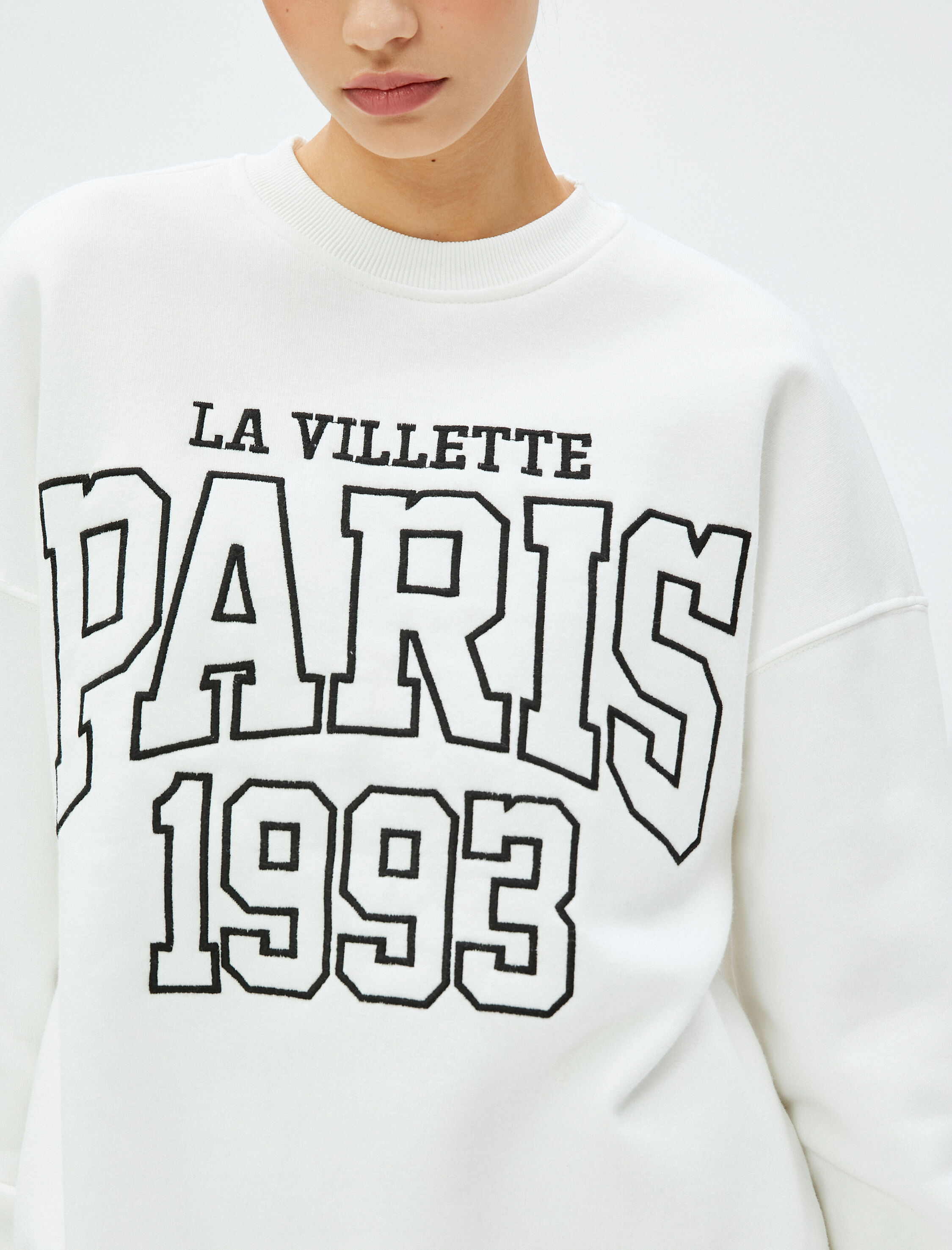   Şardonlu Bisiklet Yaka Sweatshirt Kolej Nakışlı Uzun Kollu