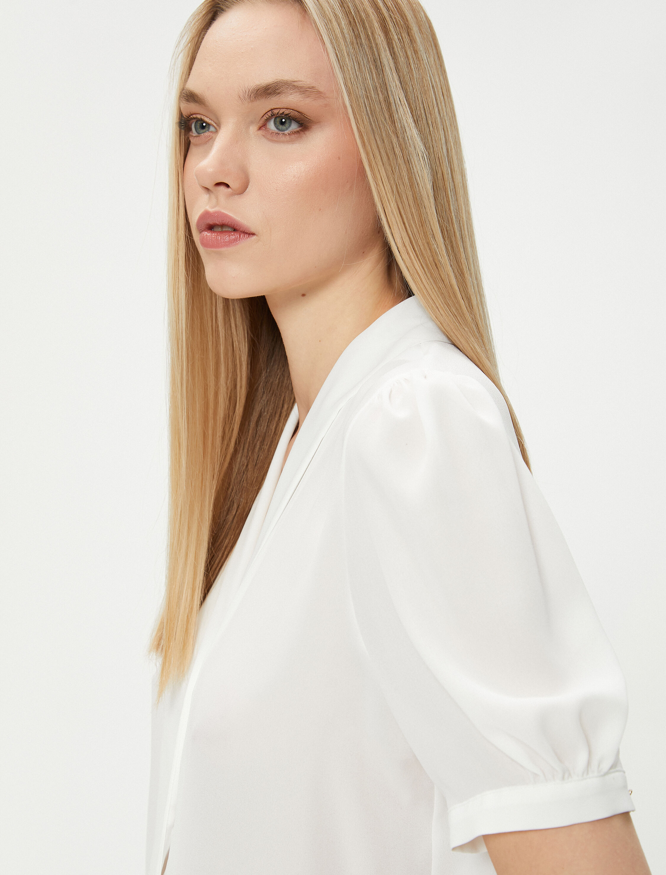   Kısa Kollu Gömlek Düğmeli V Yaka