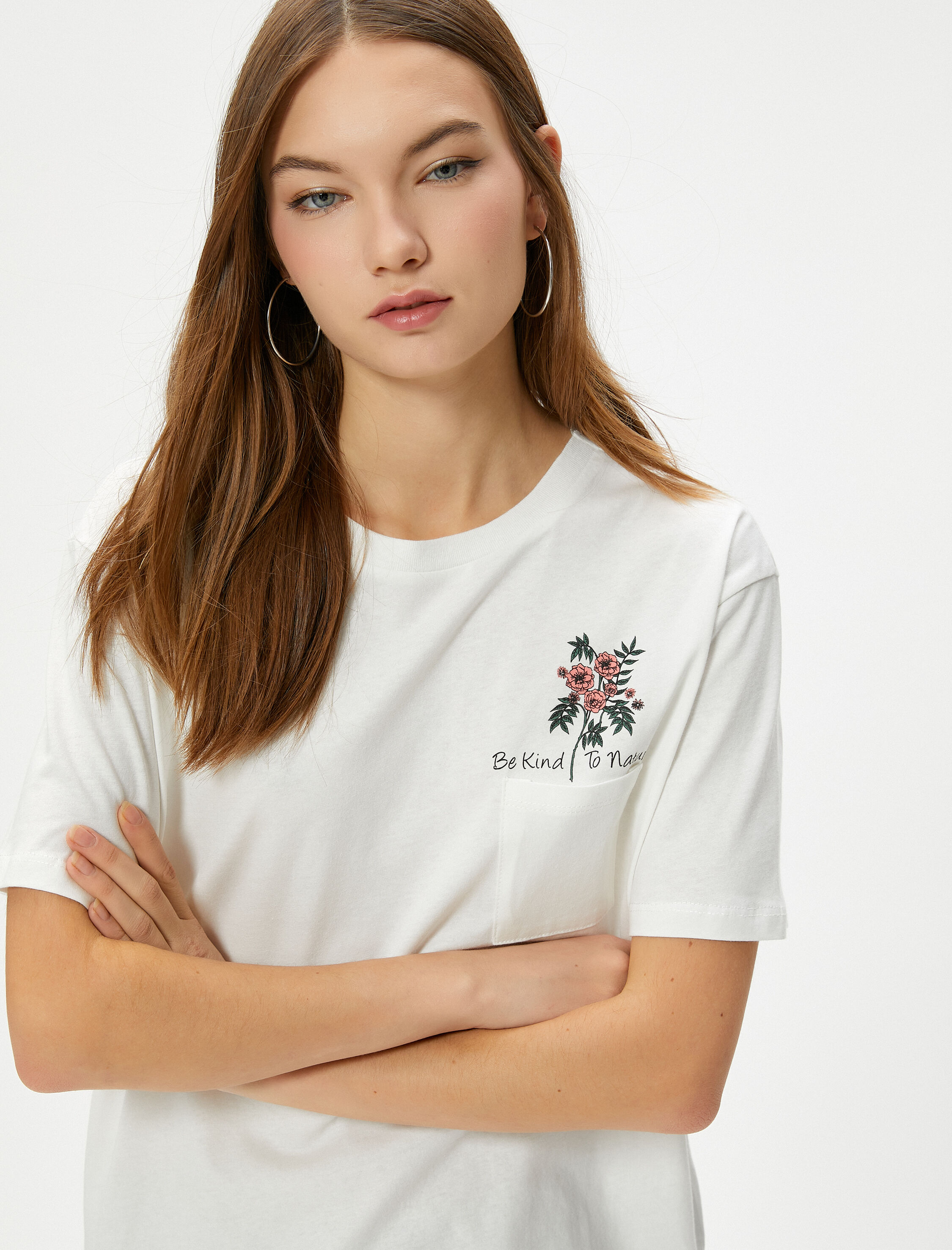   Pamuklu Tişört Çiçek Baskılı Cep Detaylı Kısa Kollu Bisiklet Yaka