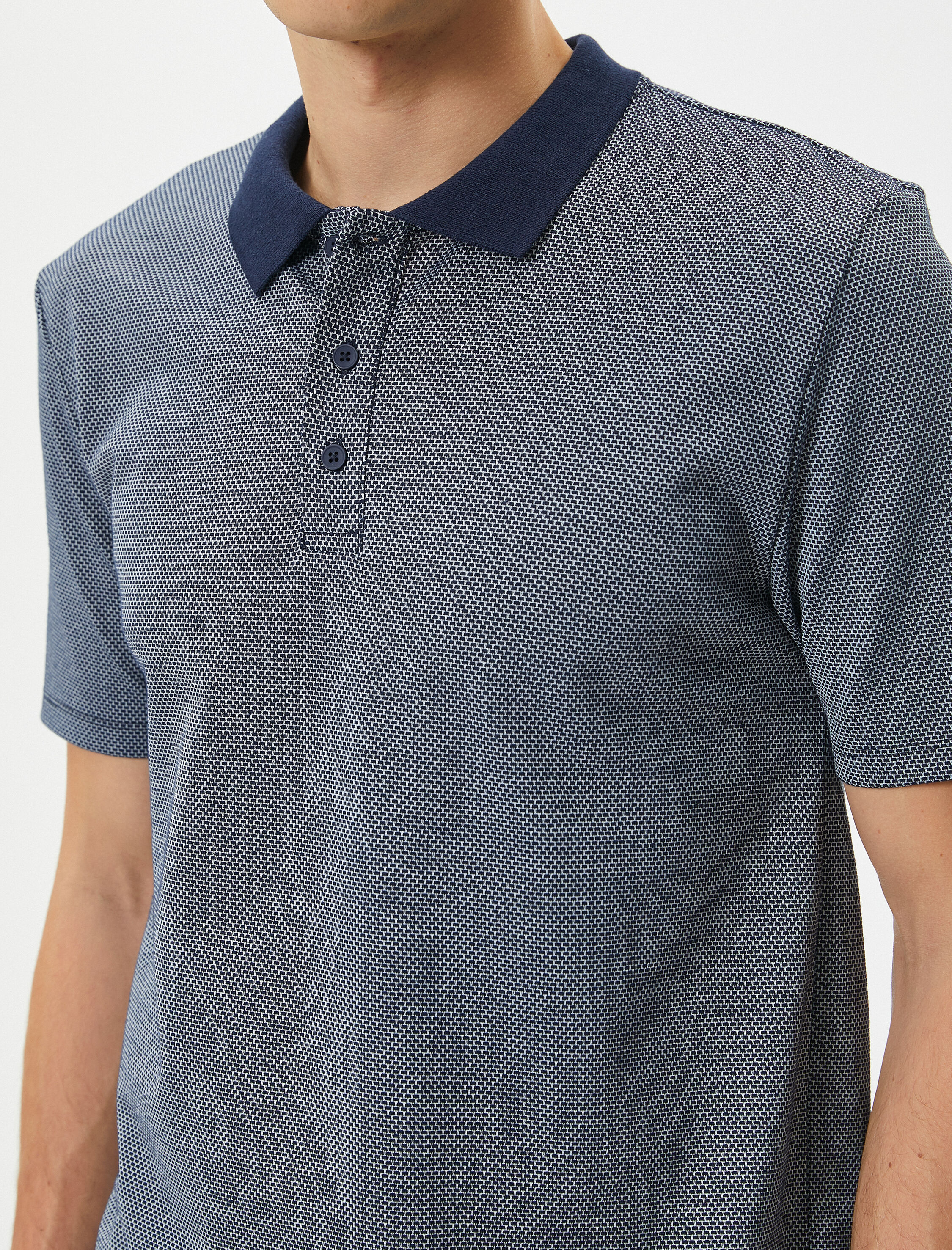   Yakalı Tişört Düğmeli Dokulu Minimal Desenli Kısa Kollu