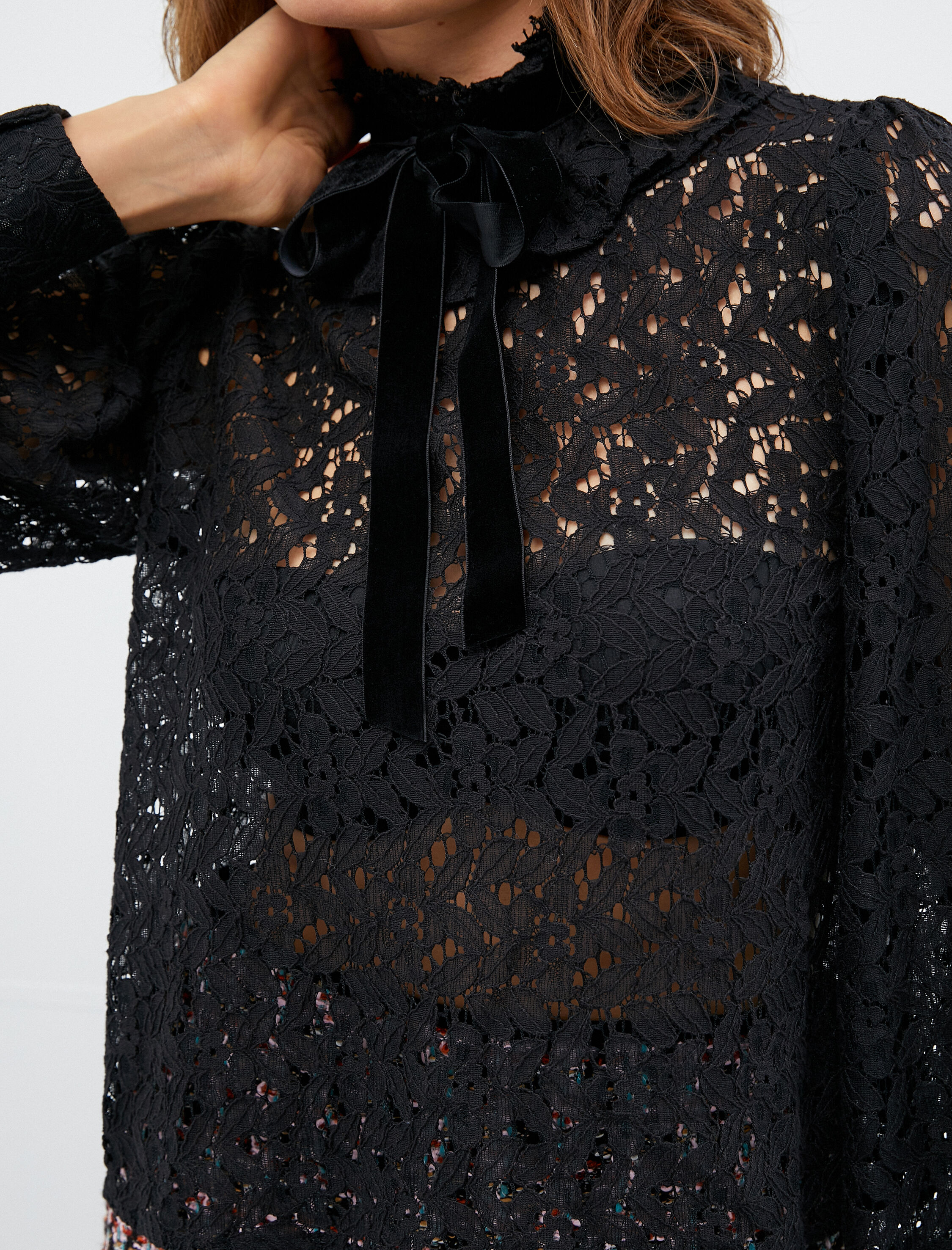   Melis Ağazat X Koton - Dantelli Kadife Yaka Bluz