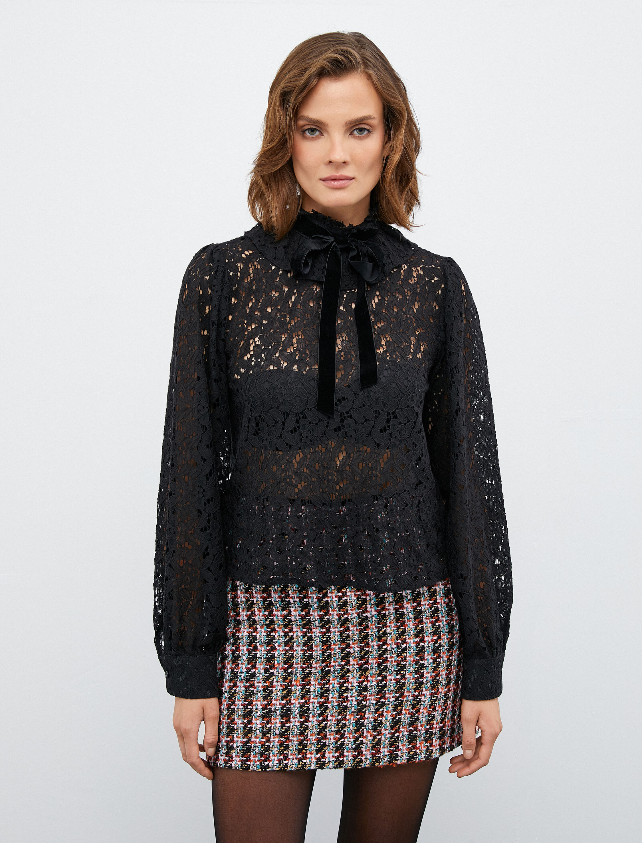   Melis Ağazat X Koton - Dantelli Kadife Yaka Bluz