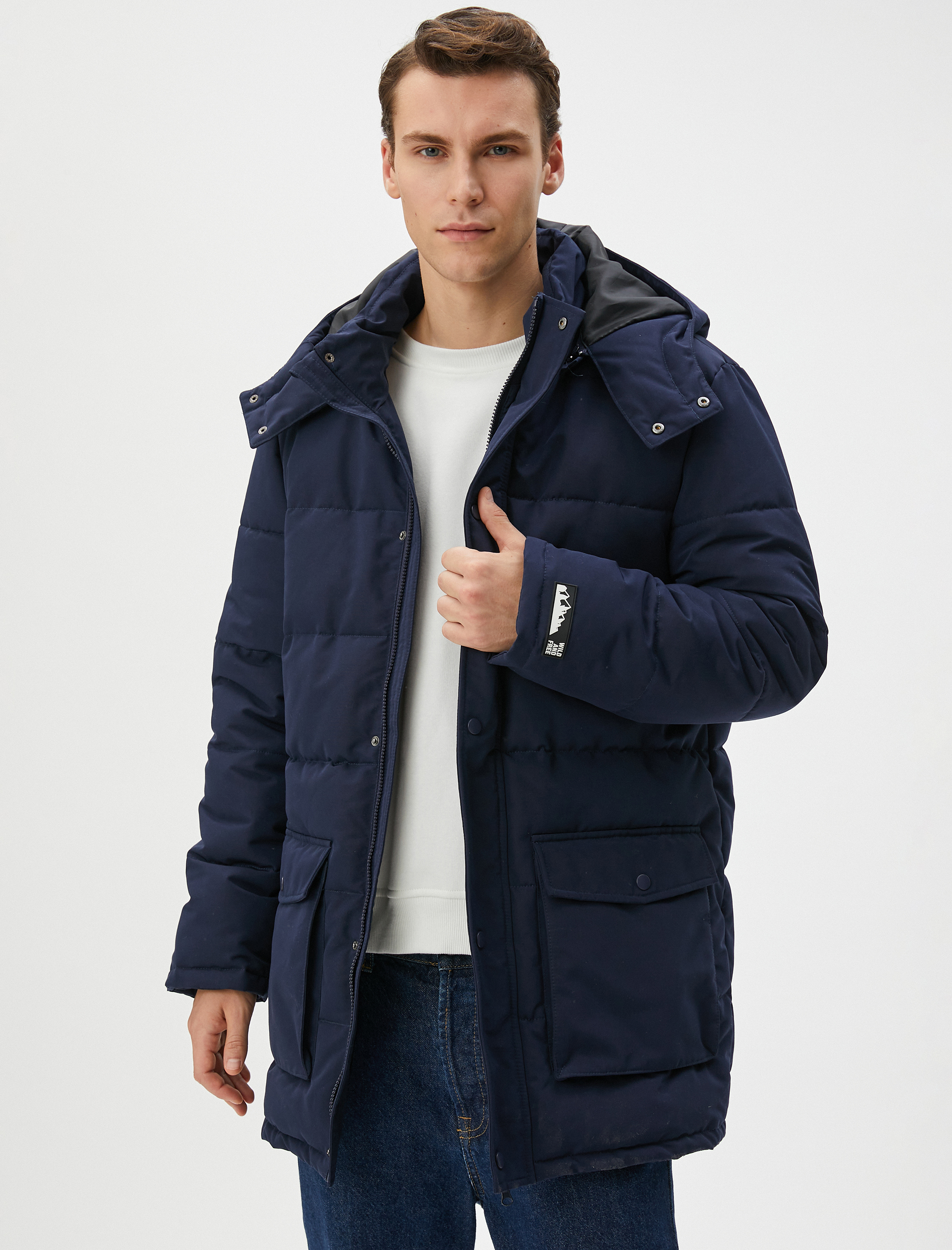   Şişme Mont Kapşonlu Etiket Baskılı Cep Detaylı Fermuarlı Çıtçıt Düğmeli