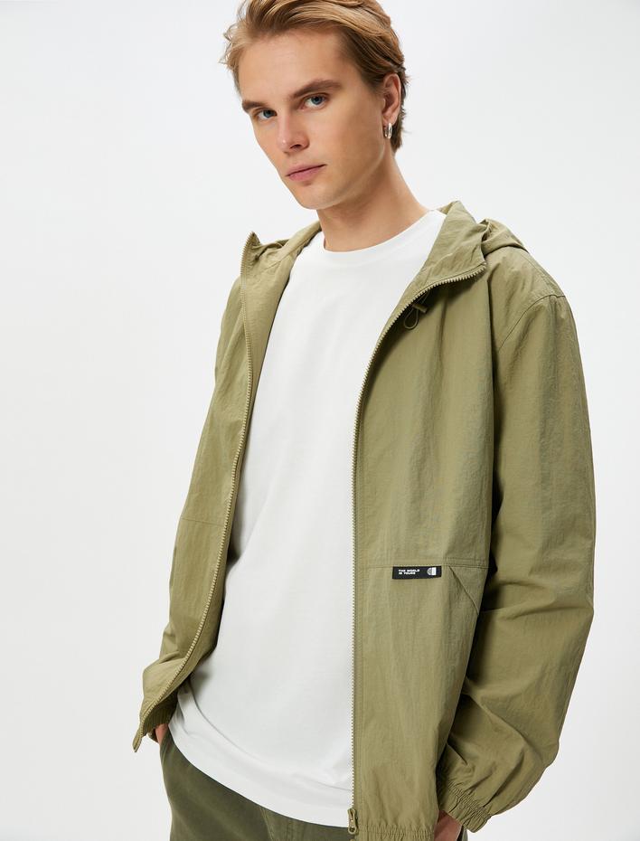  Mevsimlik Ceket Kapşonlu Fermuarlı Cep Detaylı Etiket Baskılı