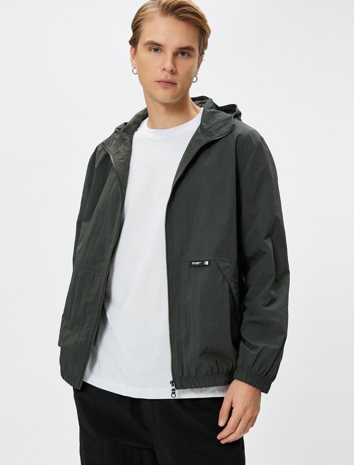  Mevsimlik Ceket Kapşonlu Fermuarlı Cep Detaylı Etiket Baskılı