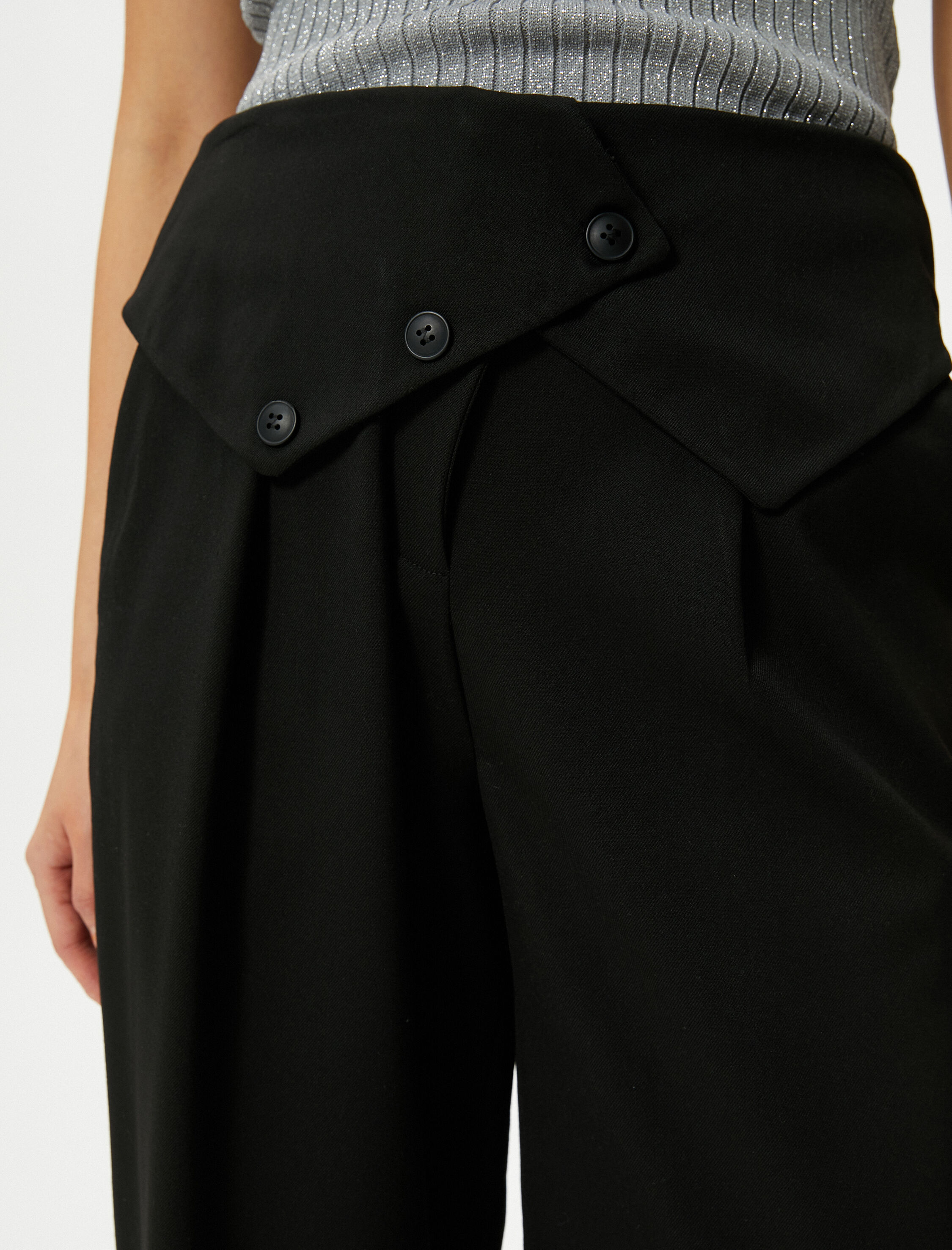   Bol Paça Pantolon Beli Asimetrik Düğme Detaylı Cepli