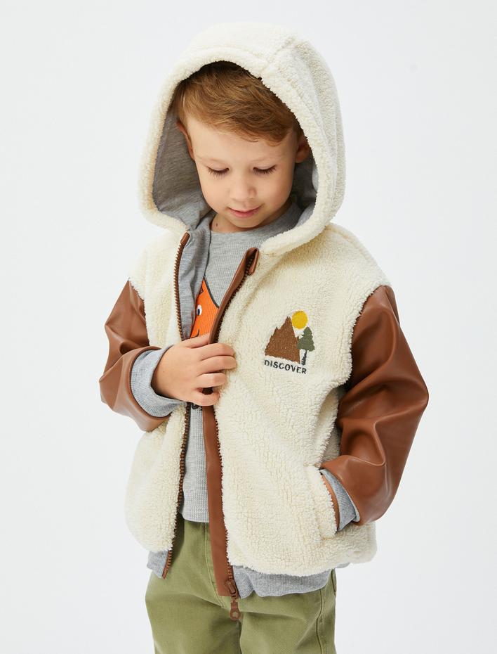 Erkek Bebek Kapşonlu Peluş Ceket İşlemeli Suni Deri Detaylı
