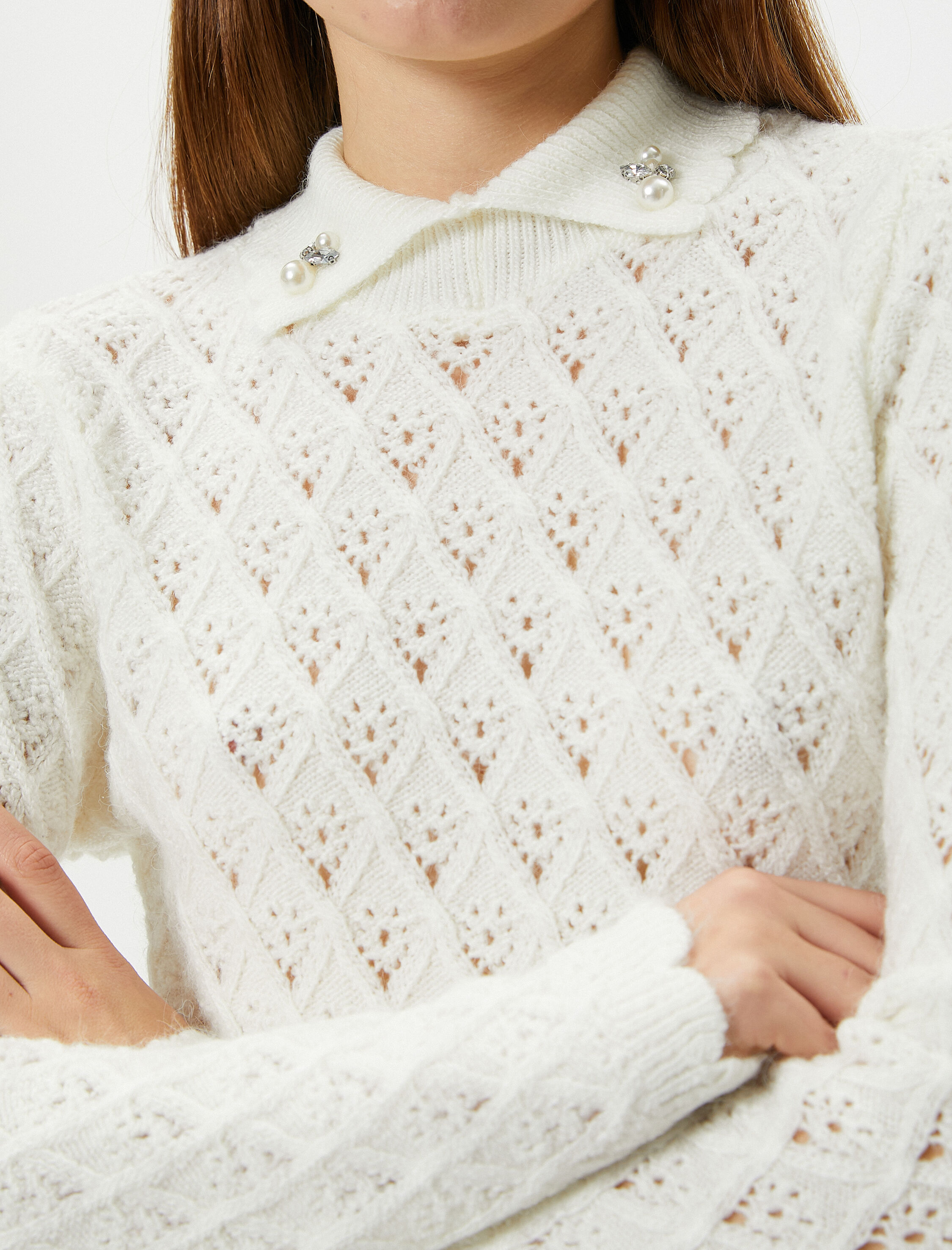   Polo Yaka Ajurlu Triko Kazak Slim Fit Yumuşak Dokulu İnci Broş Detaylı