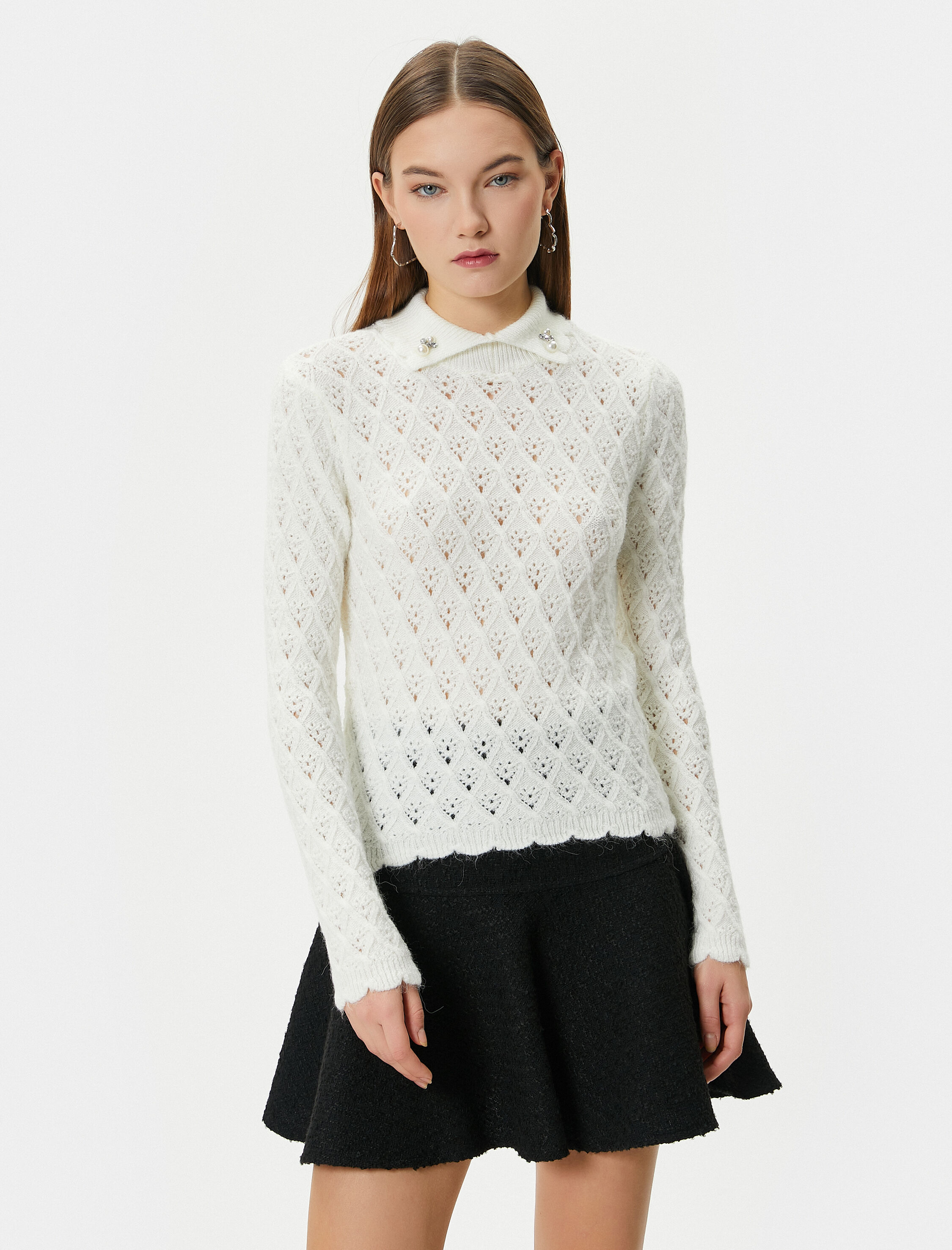   Polo Yaka Ajurlu Triko Kazak Slim Fit Yumuşak Dokulu İnci Broş Detaylı