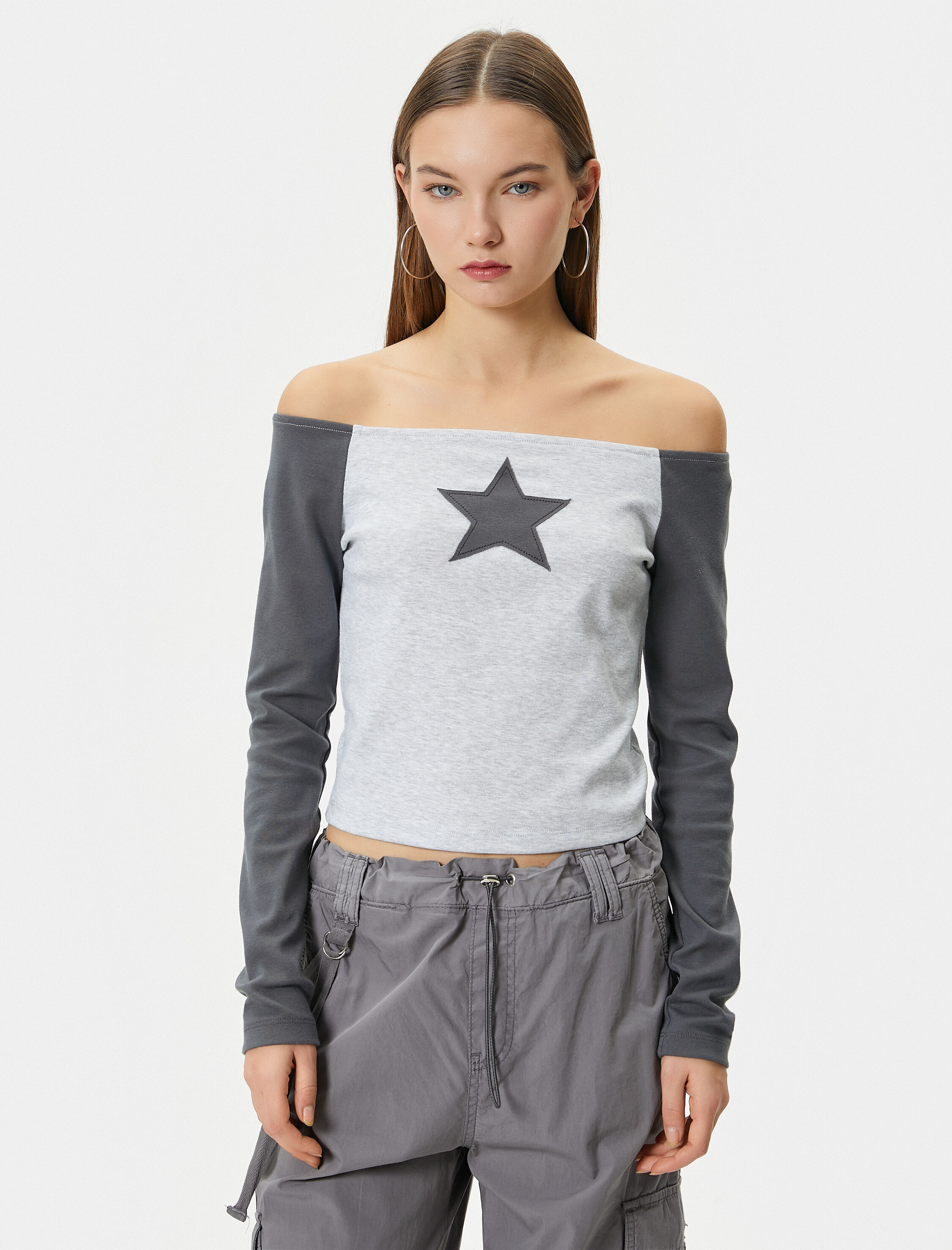   Kayık Yaka Tişört Uzun Kollu Renk Bloklu Yıldız Aplike Detaylı Slim Fit