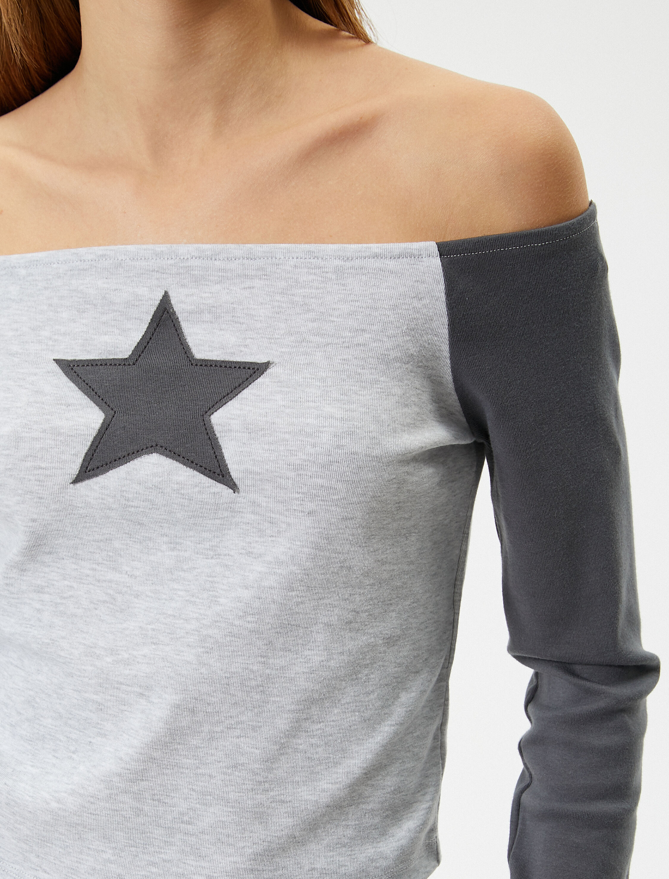   Kayık Yaka Tişört Uzun Kollu Renk Bloklu Yıldız Aplike Detaylı Slim Fit