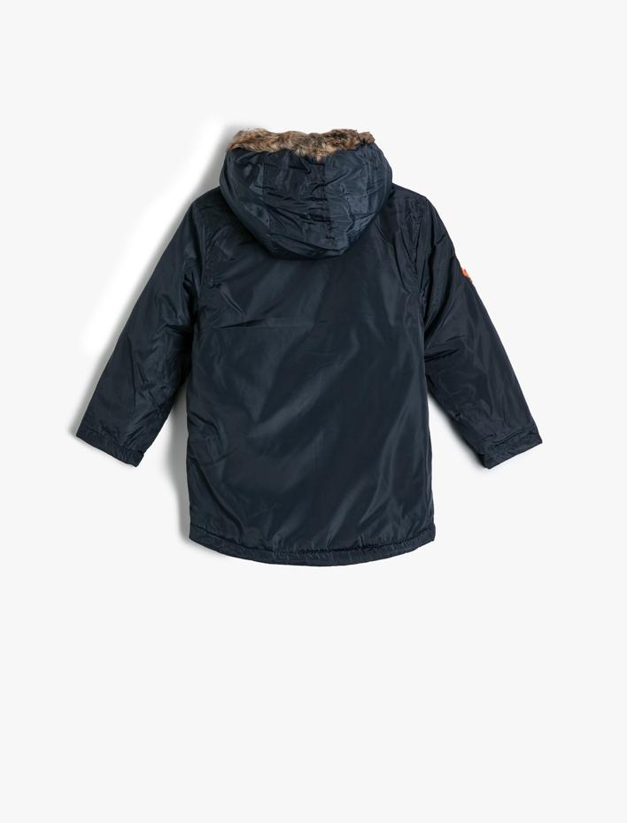 Erkek Çocuk Kapşonlu Mont İçi Suni Kürklü Fermuarlı Cep Detaylı