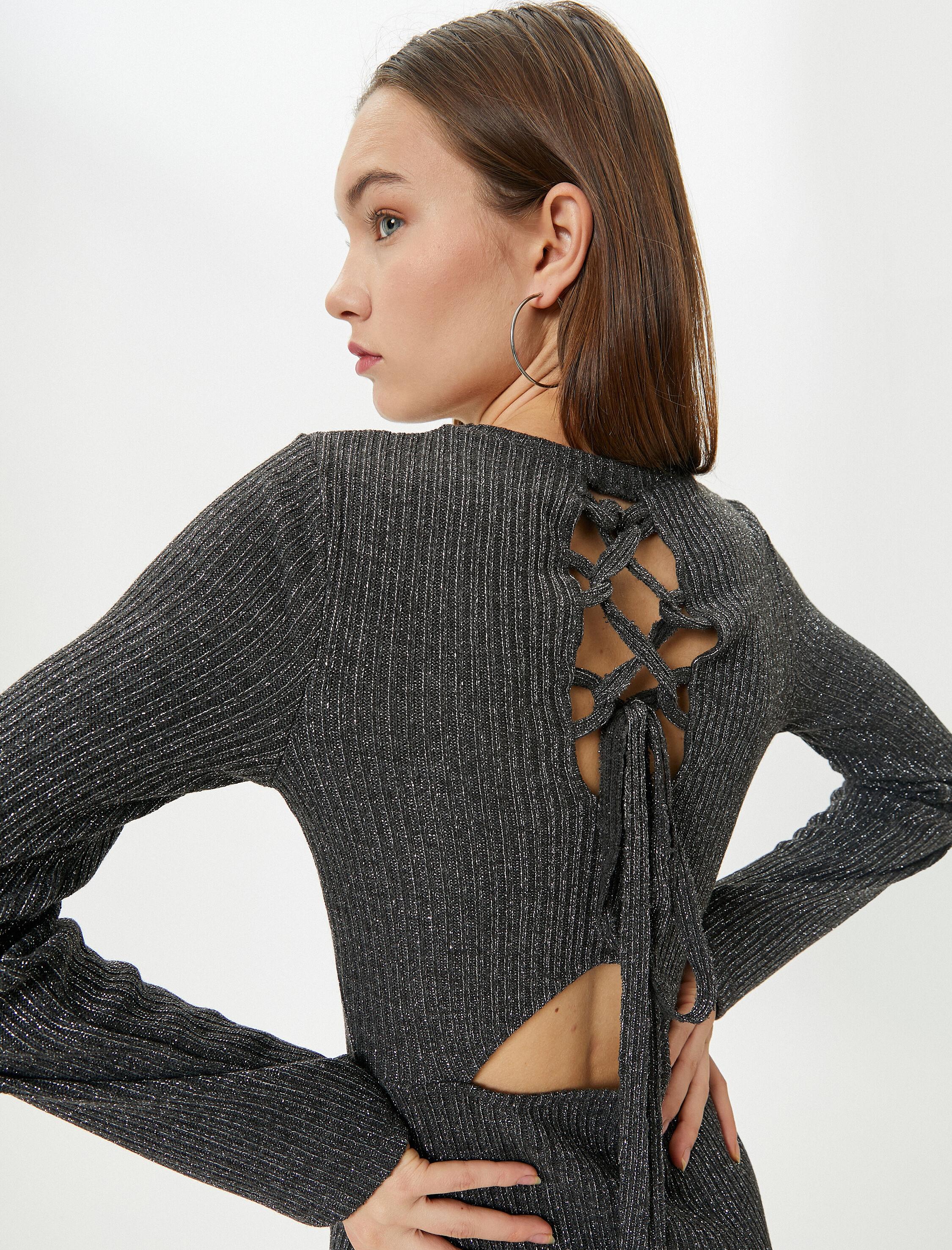   Mini Triko Elbise Arkası Bağlamalı Pencere Detaylı Uzun Kollu Yuvarlak Yaka Slim Fit