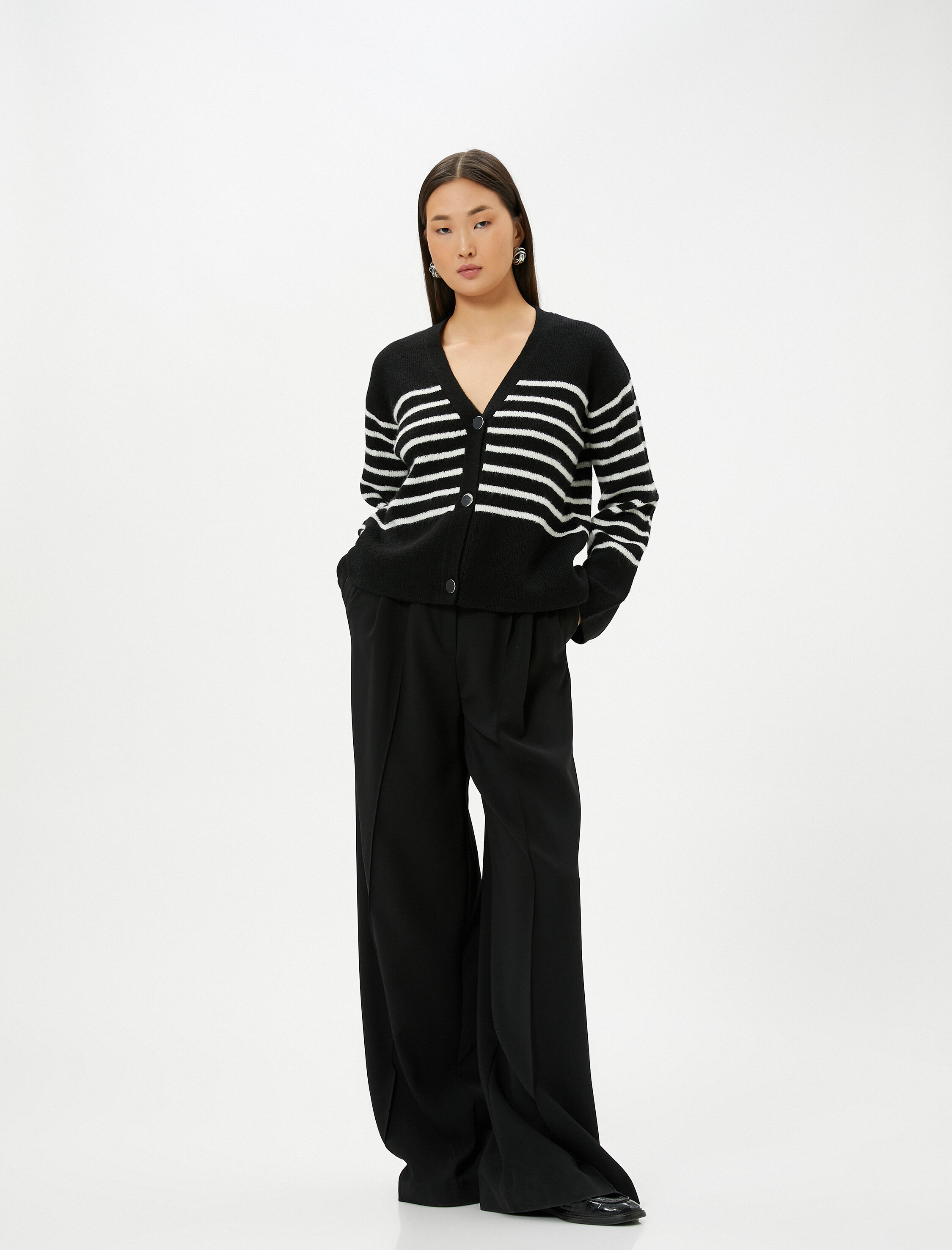   V Yaka Hırka Düğmeli Örgü