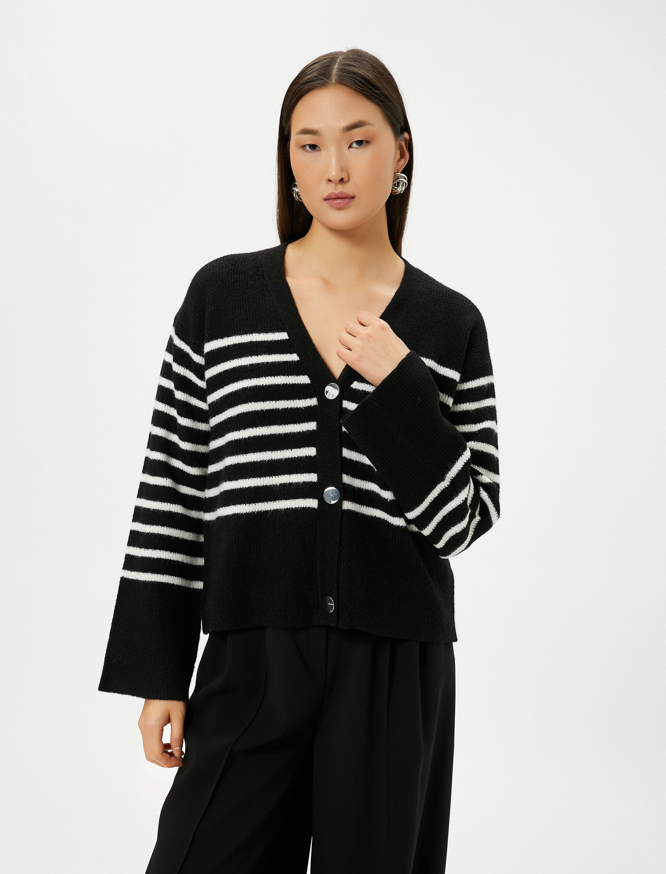   V Yaka Hırka Düğmeli Örgü