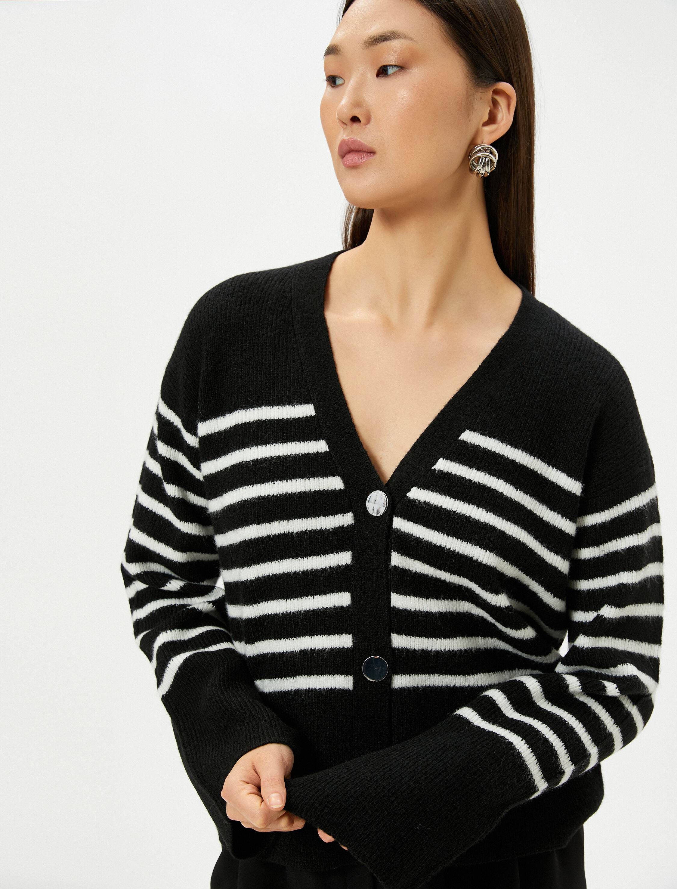   V Yaka Hırka Düğmeli Örgü