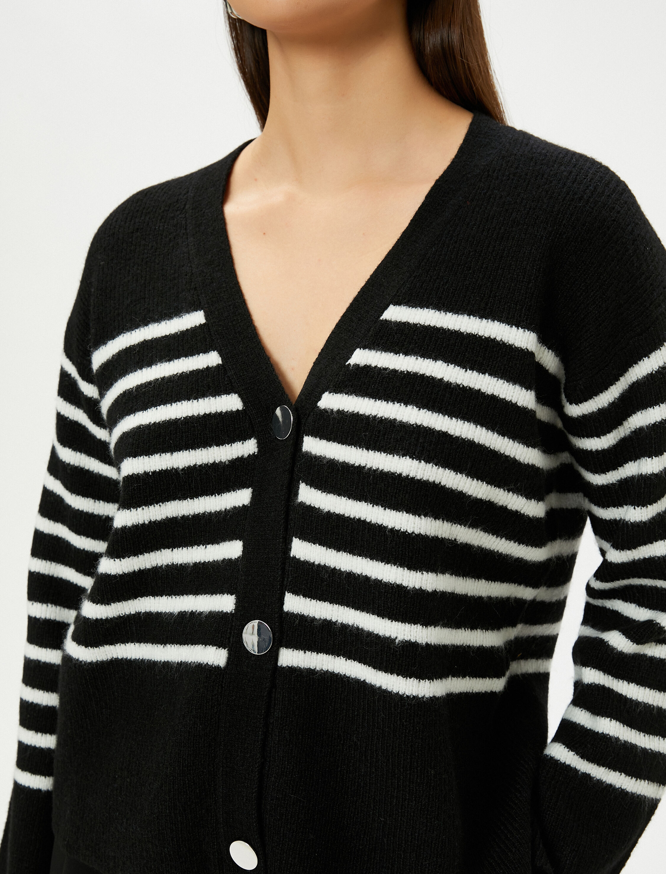   V Yaka Hırka Düğmeli Örgü