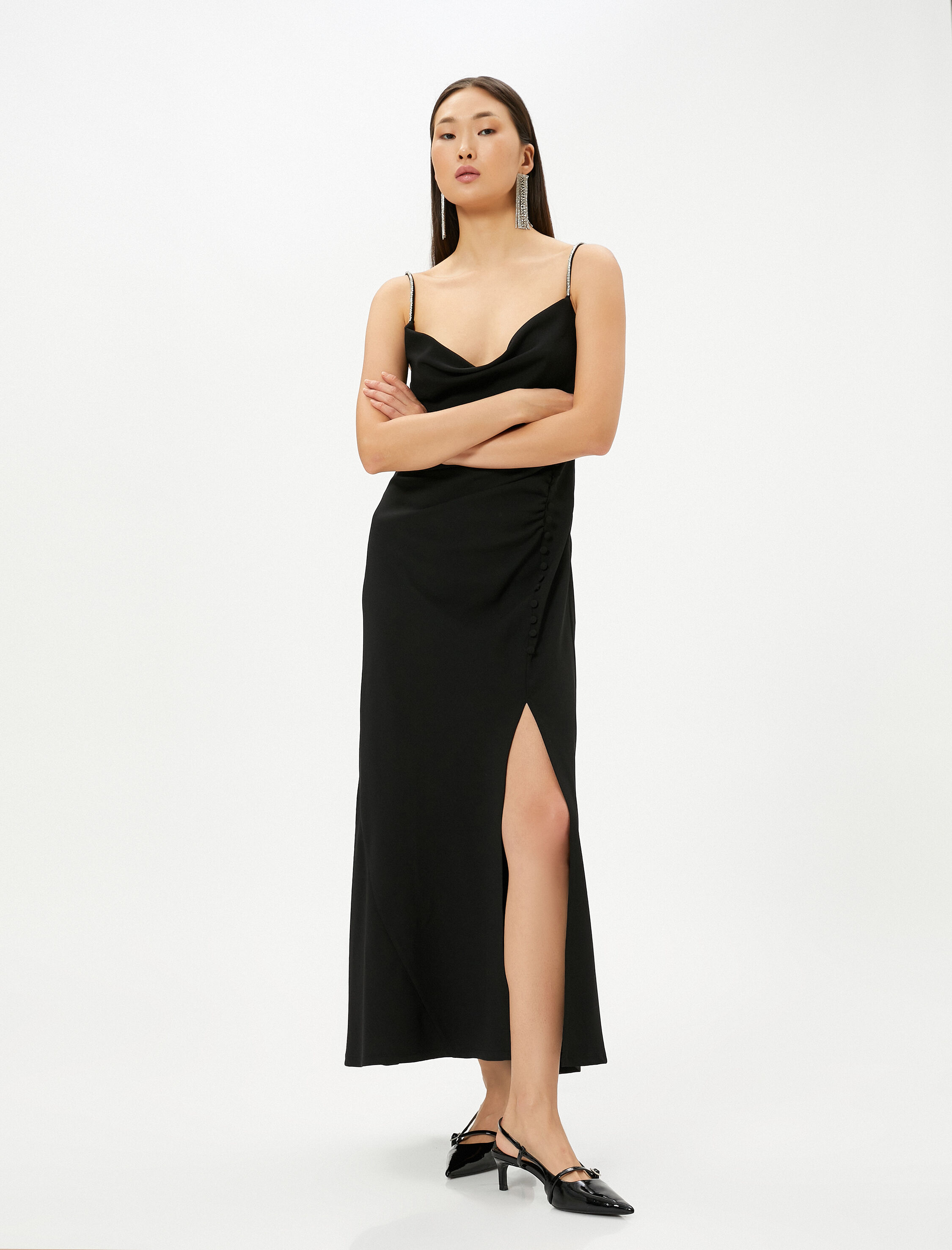   Taşlı Askılı Uzun Elbise Yırtmaçlı Düğme Detaylı Degaje Yaka Asimetrik Kesim