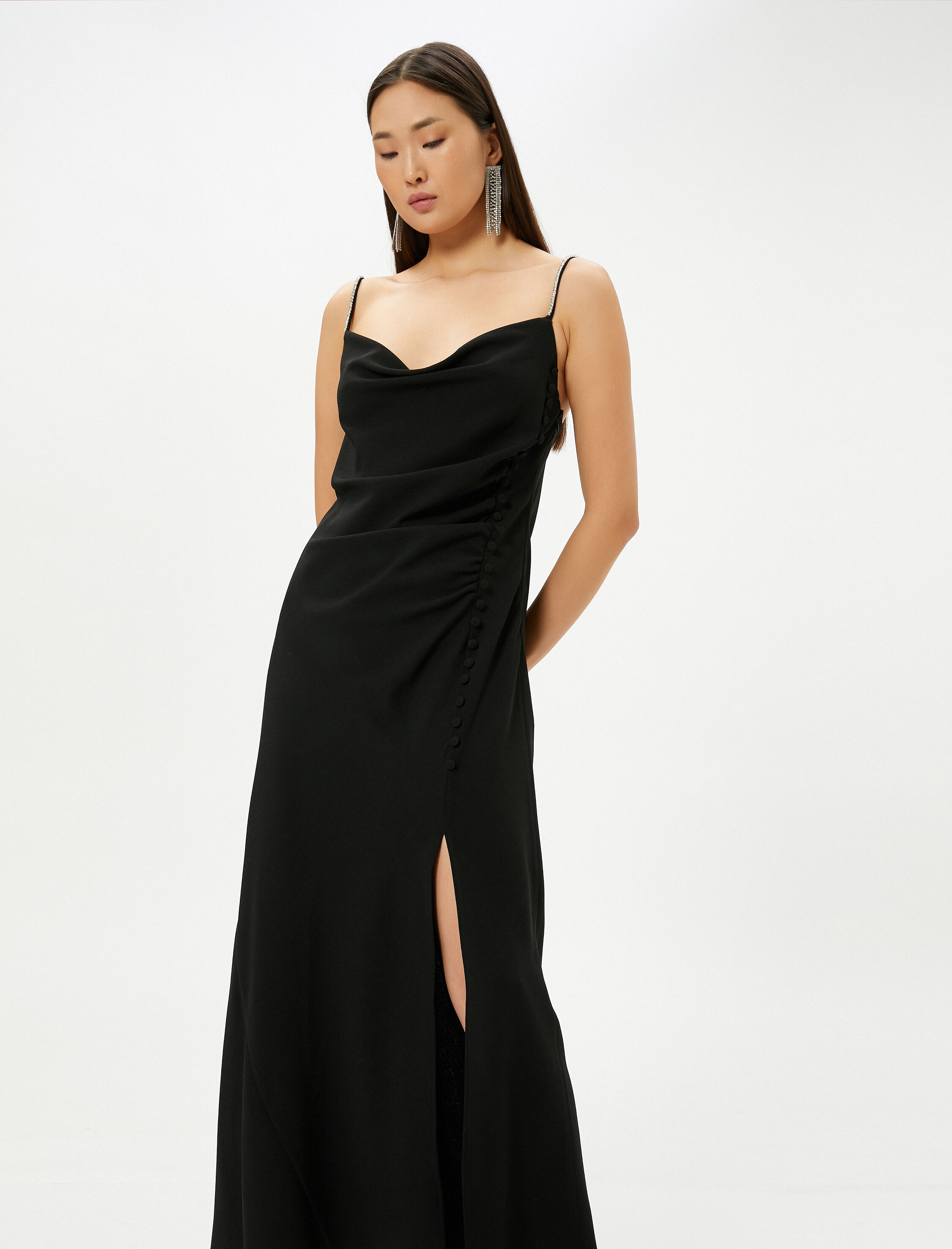   Taşlı Askılı Uzun Elbise Yırtmaçlı Düğme Detaylı Degaje Yaka Asimetrik Kesim