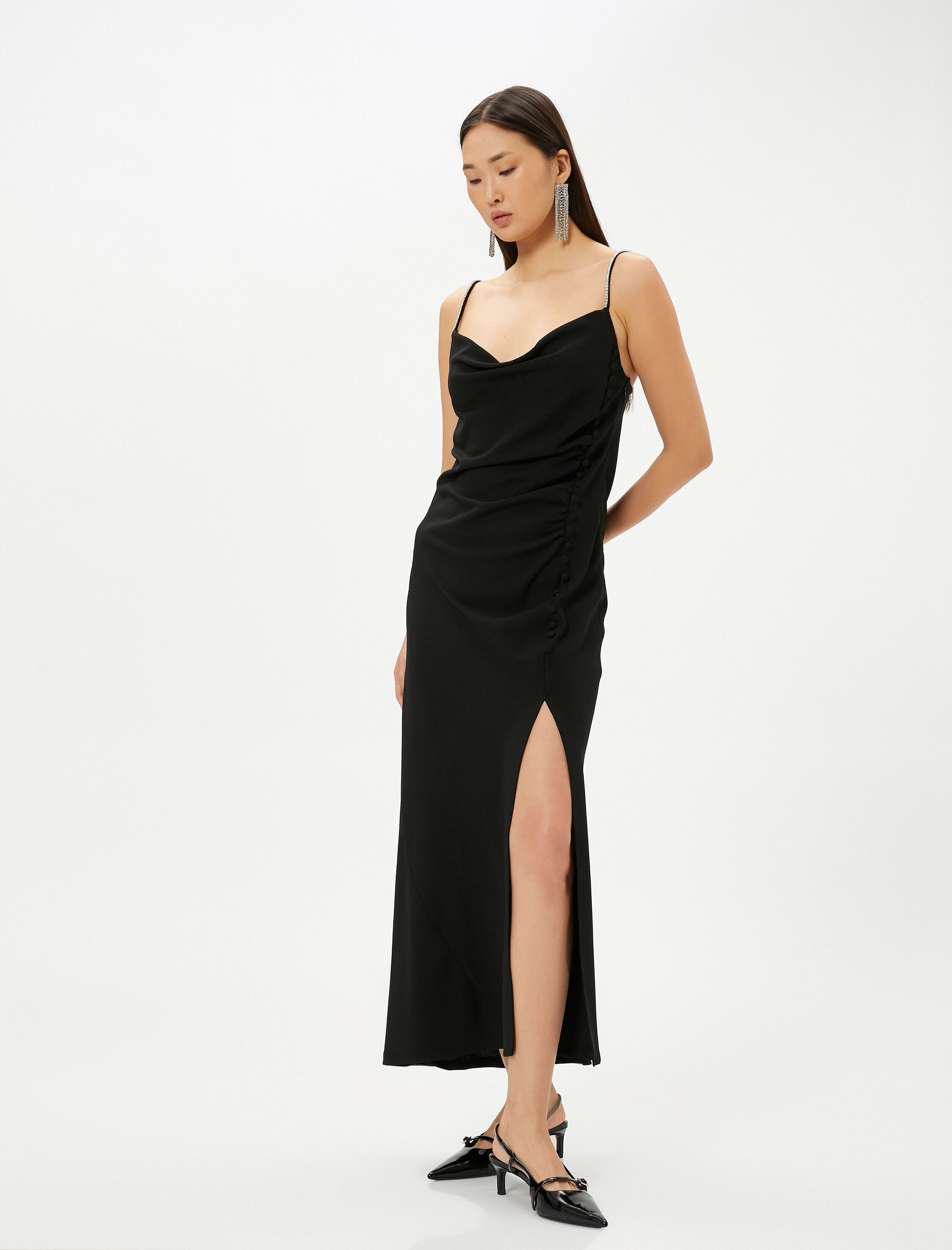   Taşlı Askılı Uzun Elbise Yırtmaçlı Düğme Detaylı Degaje Yaka Asimetrik Kesim