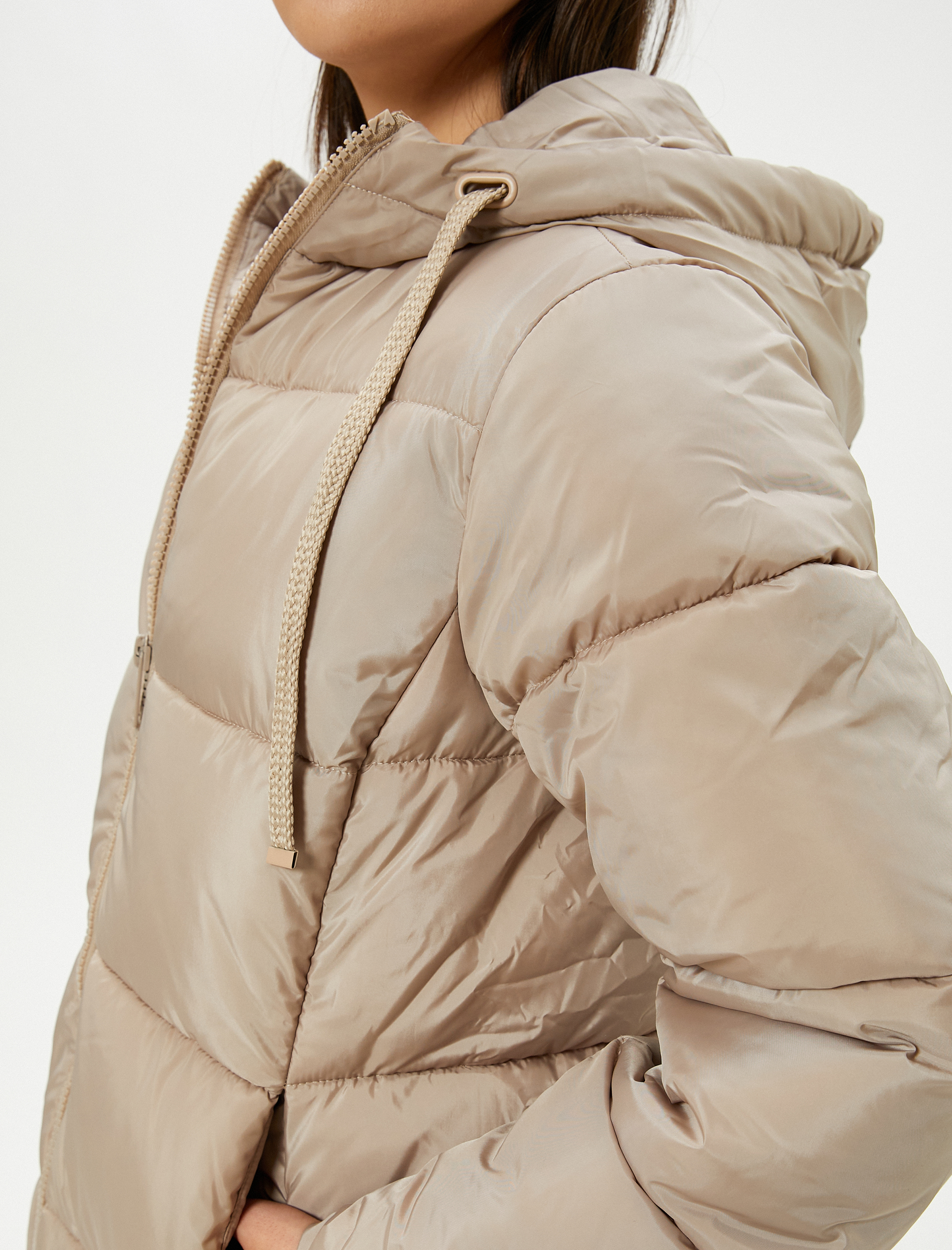   Uzun Şişme Mont Kapüşonlu Cepli Fermuarlı