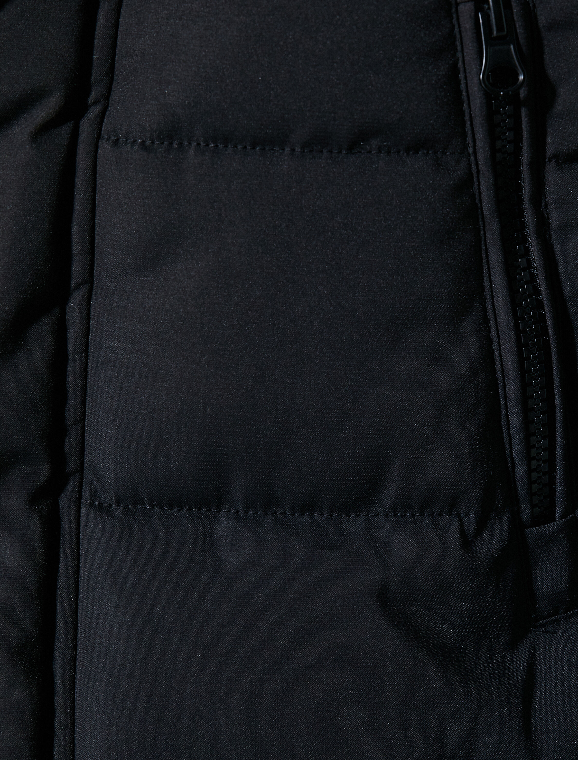   Şişme Mont Fermuarlı Çıkarılabilir Kapşonlu Etiket Baskılı Cepli