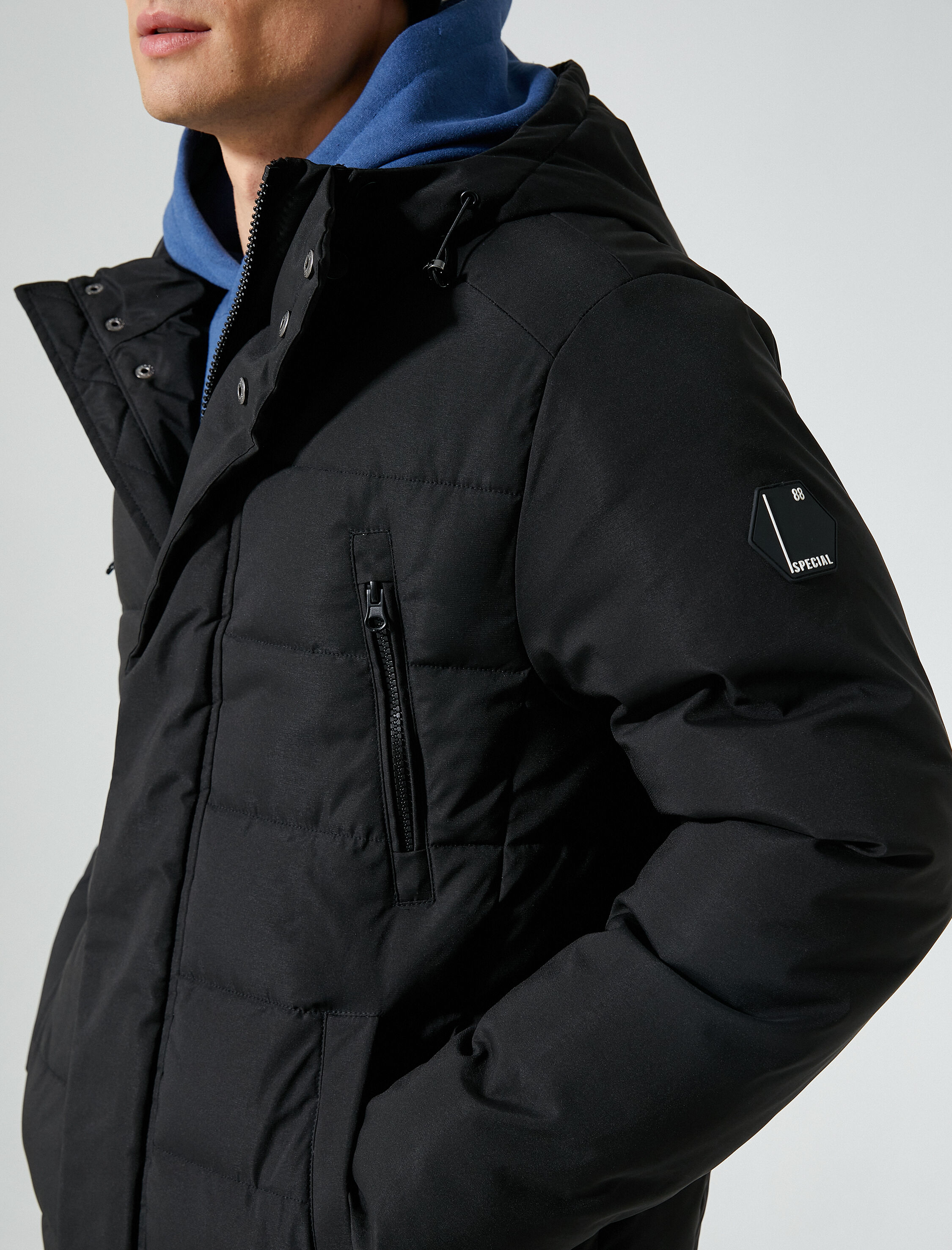   Şişme Mont Fermuarlı Çıkarılabilir Kapşonlu Etiket Baskılı Cepli