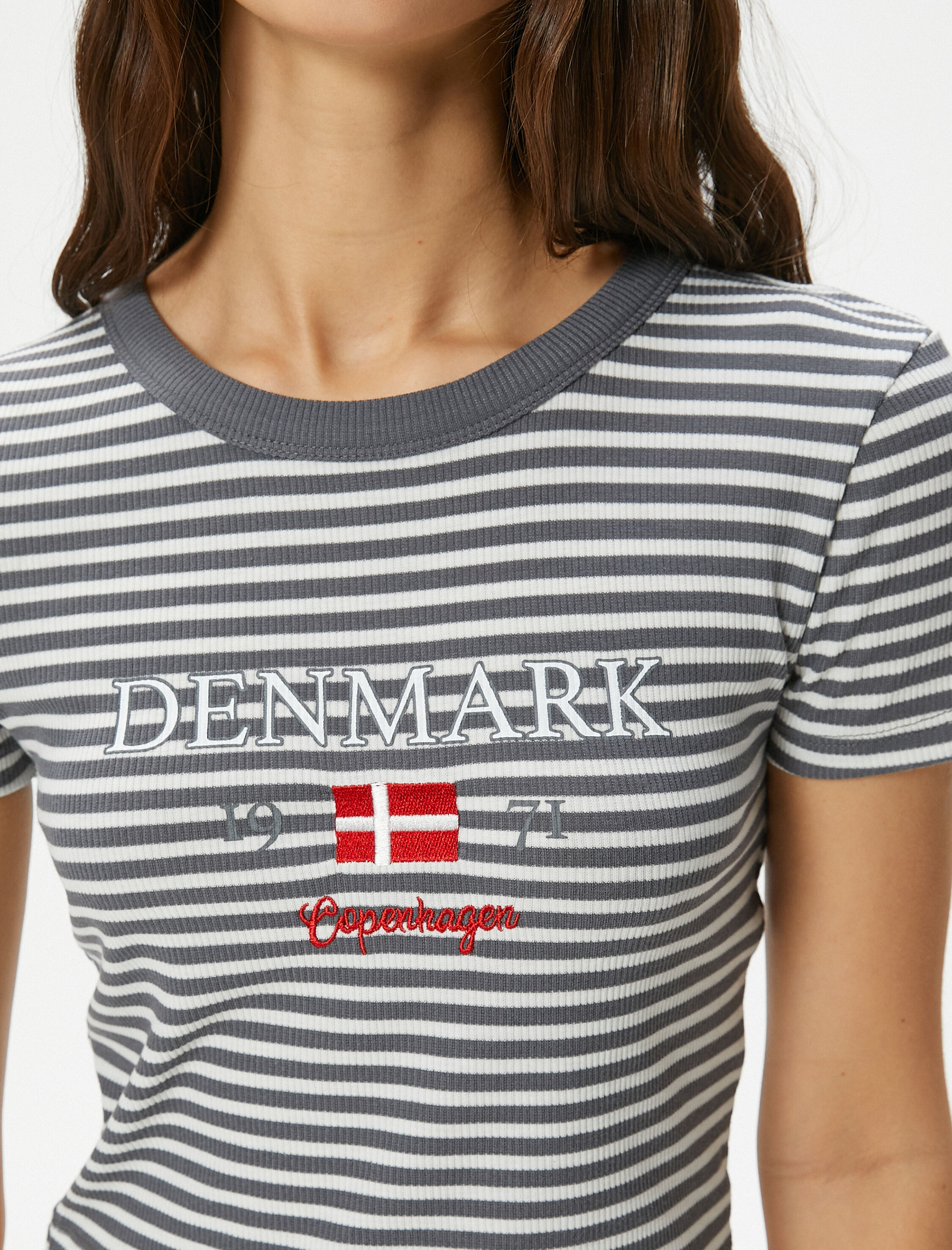   Crop Tişört Ribanalı Slim Fit İşleme Detaylı Kısa Kollu Bisiklet Yaka