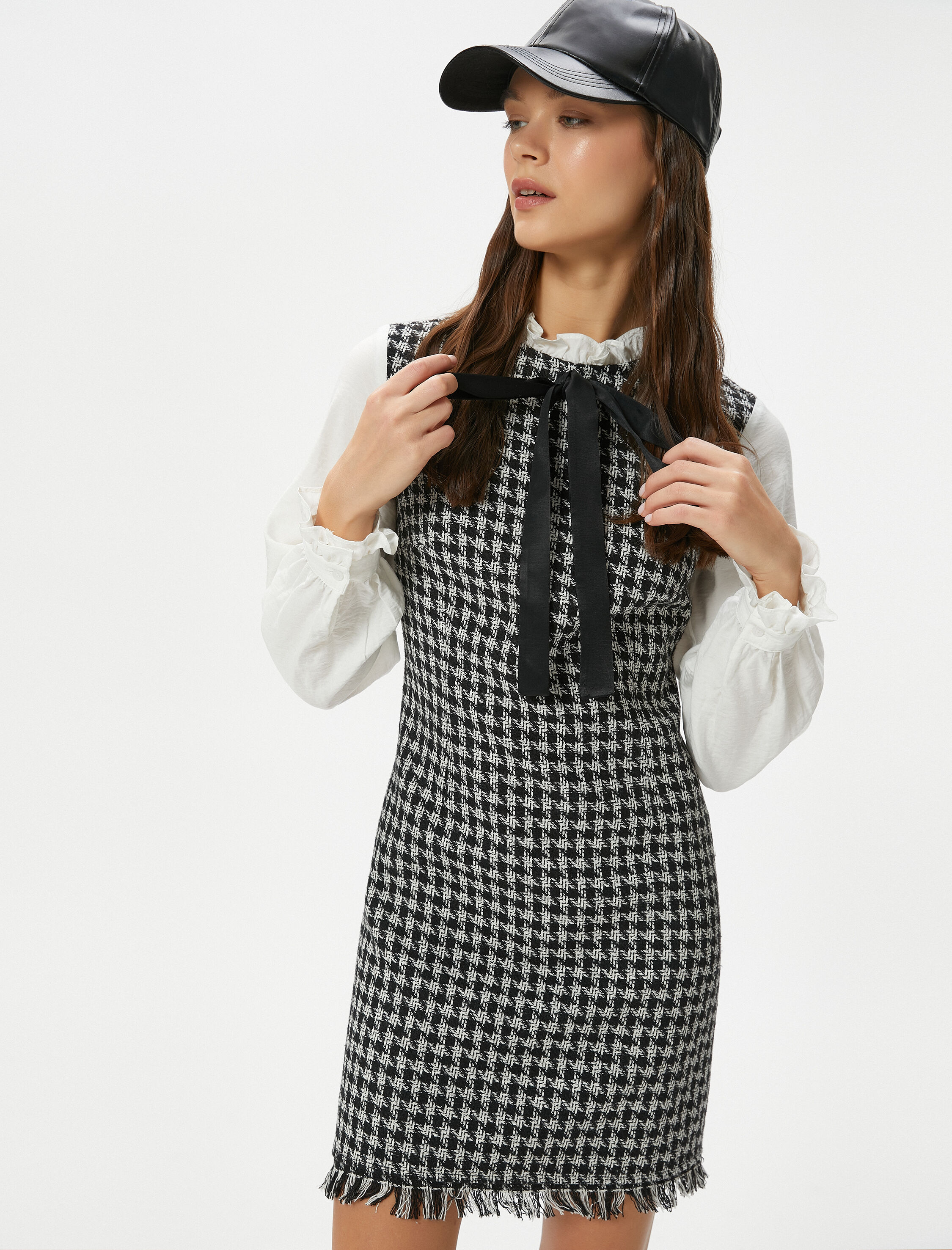   Mini Tüvit Elbise Çift Kumaş Kullanımlı Renk Kontrastlı Fiyonk Detaylı Fırfırlı Dik Yaka