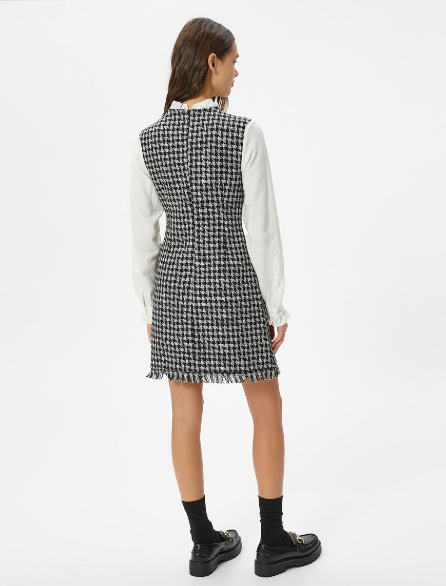   Mini Tüvit Elbise Çift Kumaş Kullanımlı Renk Kontrastlı Fiyonk Detaylı Fırfırlı Dik Yaka