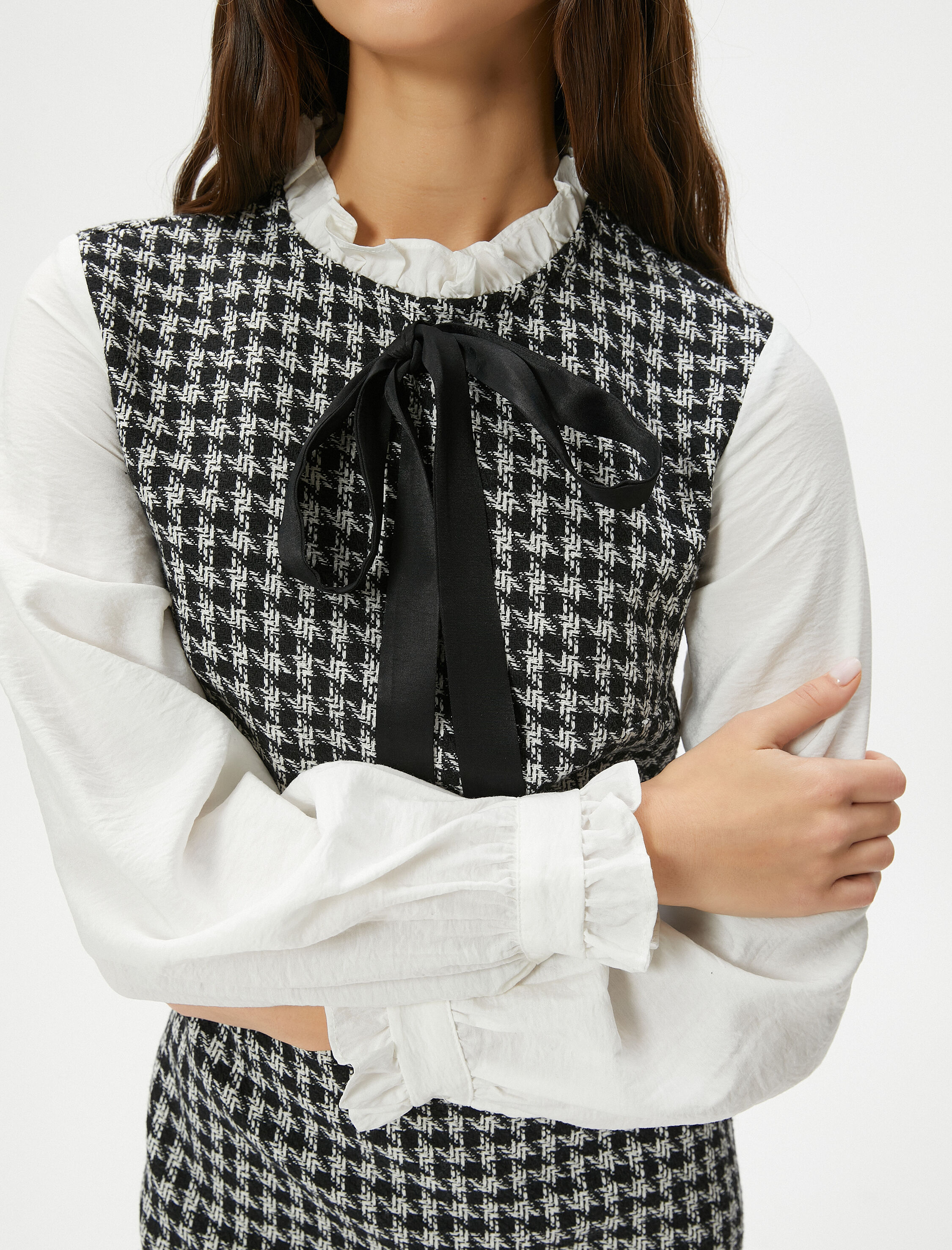   Mini Tüvit Elbise Çift Kumaş Kullanımlı Renk Kontrastlı Fiyonk Detaylı Fırfırlı Dik Yaka