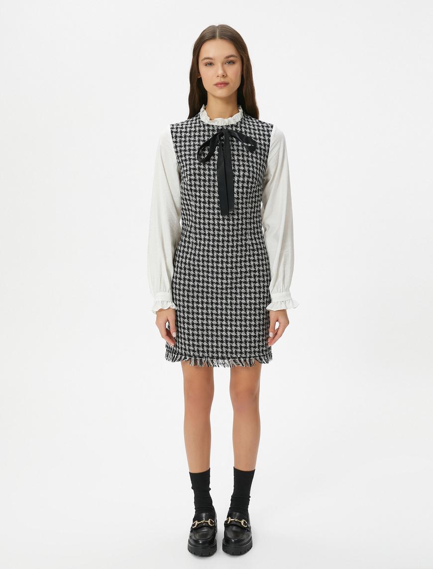   Mini Tüvit Elbise Çift Kumaş Kullanımlı Renk Kontrastlı Fiyonk Detaylı Fırfırlı Dik Yaka