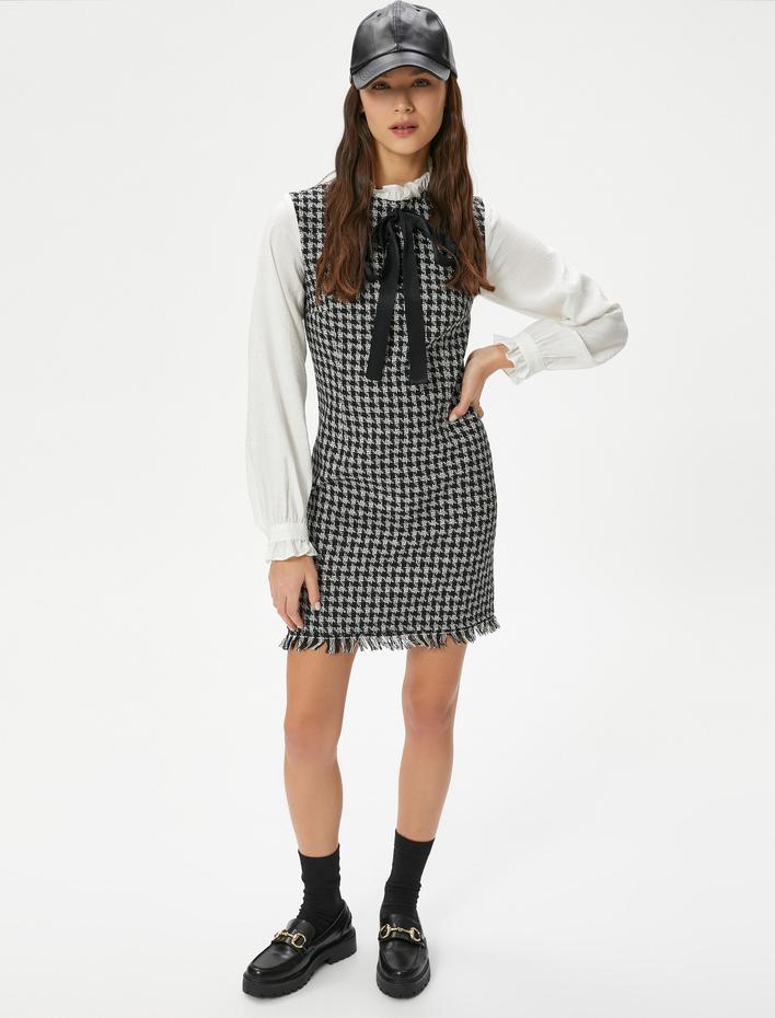  Mini Tüvit Elbise Çift Kumaş Kullanımlı Renk Kontrastlı Fiyonk Detaylı Fırfırlı Dik Yaka