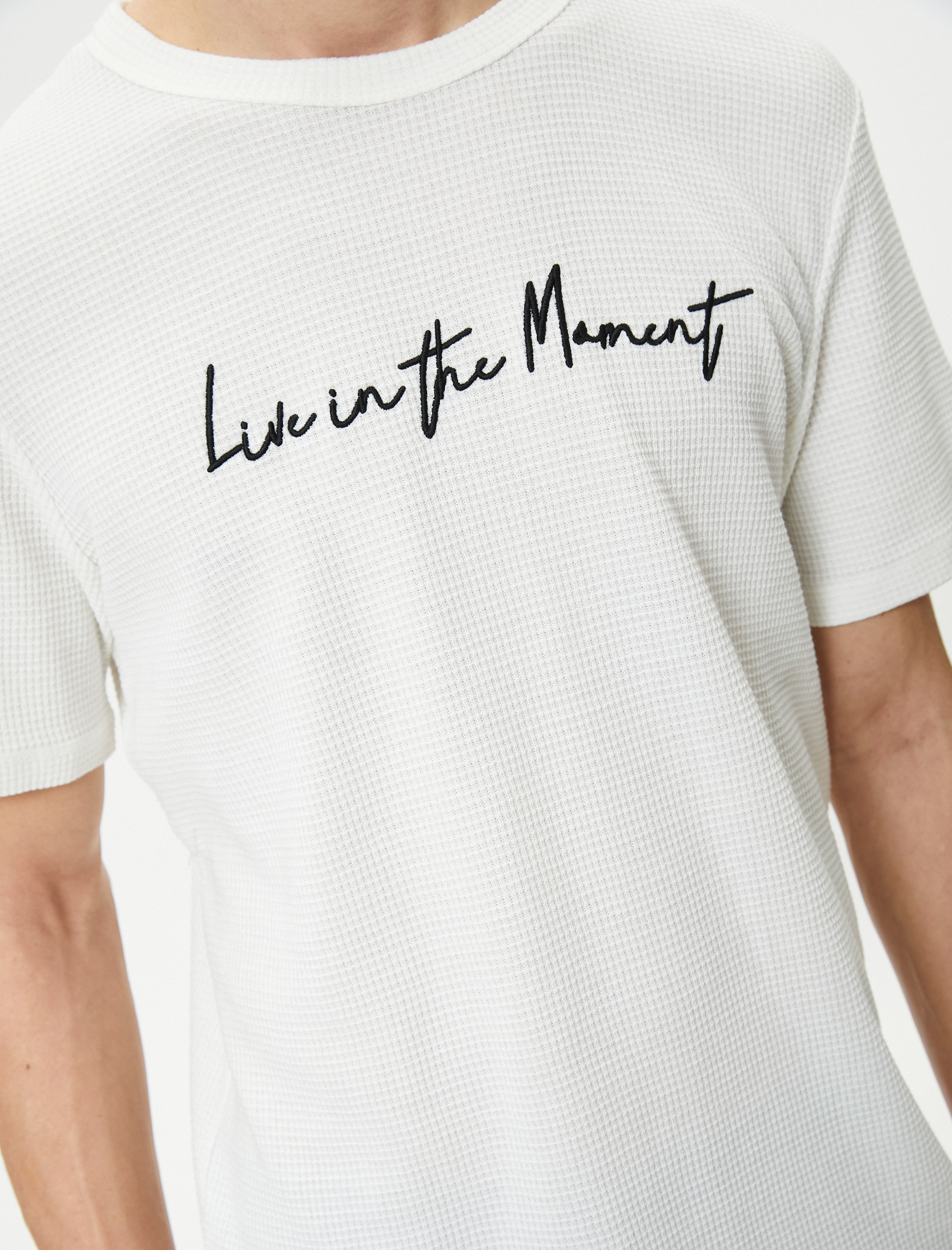   Slogan İşlemeli Tişört Slim Fit Dokulu Kısa Kollu Bisiklet Yaka