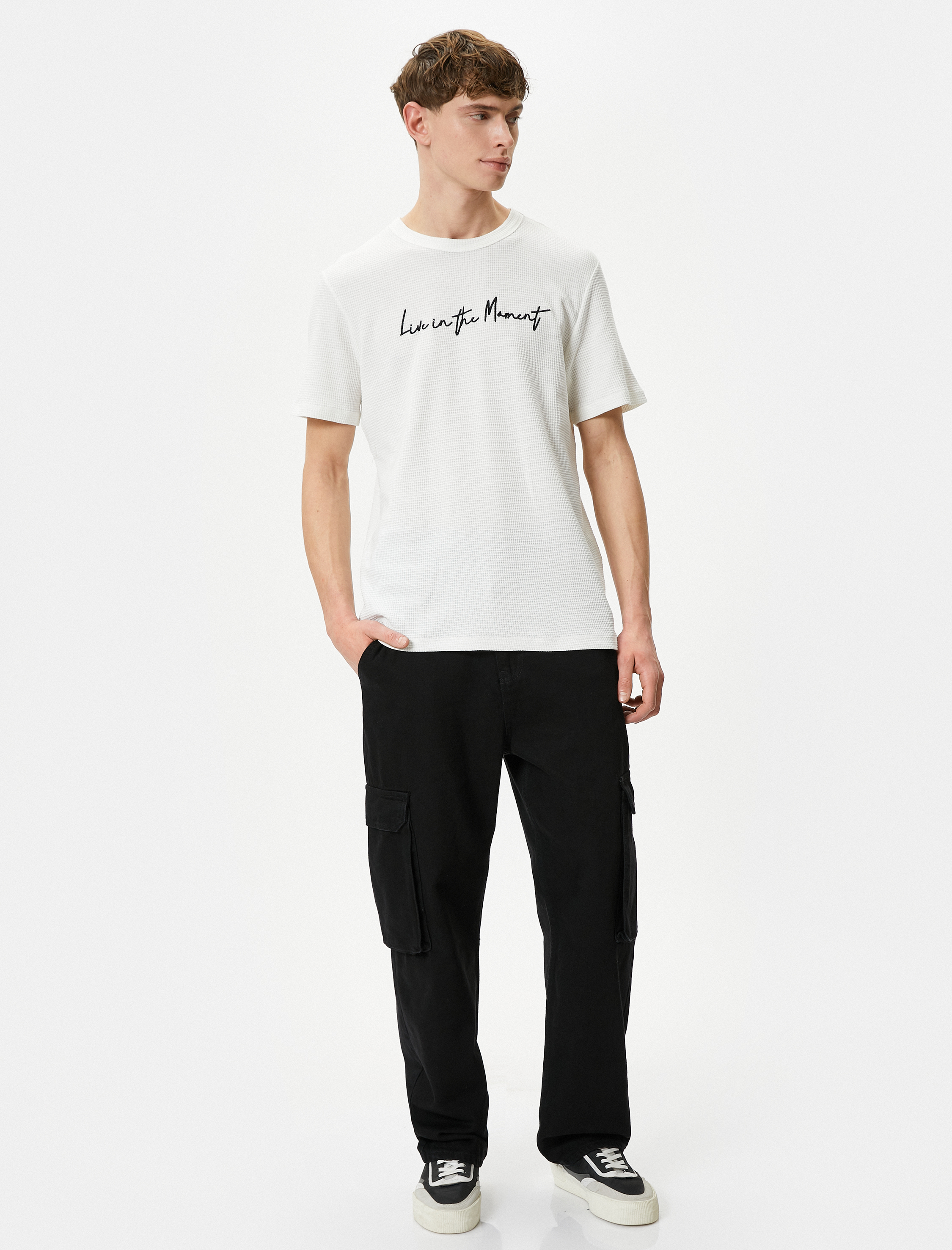   Slogan İşlemeli Tişört Slim Fit Dokulu Kısa Kollu Bisiklet Yaka