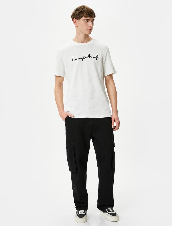  Slogan İşlemeli Tişört Slim Fit Dokulu Kısa Kollu Bisiklet Yaka